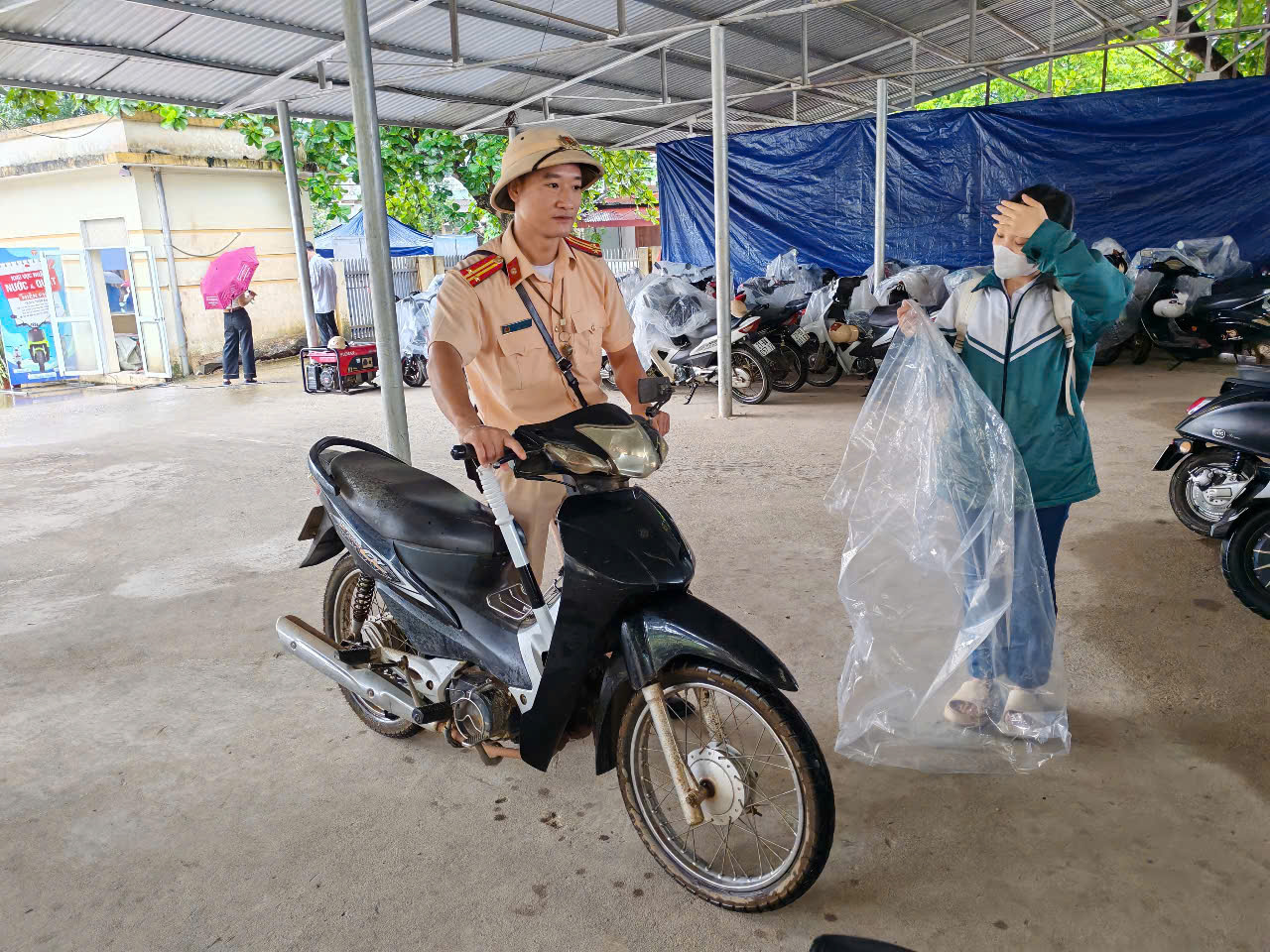 Cảnh sát giao thông căng mình bảo đảm trật tự, an toàn kỳ thi THPT Quốc gia 2025- Ảnh 7. Cảnh sát giao thông căng mình bảo đảm trật tự, an toàn kỳ thi THPT Quốc gia 2025- Ảnh 7.