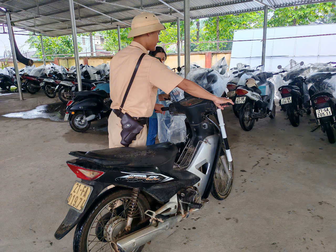 Cảnh sát giao thông căng mình bảo đảm trật tự, an toàn kỳ thi THPT Quốc gia 2025- Ảnh 8. Cảnh sát giao thông căng mình bảo đảm trật tự, an toàn kỳ thi THPT Quốc gia 2025- Ảnh 8.