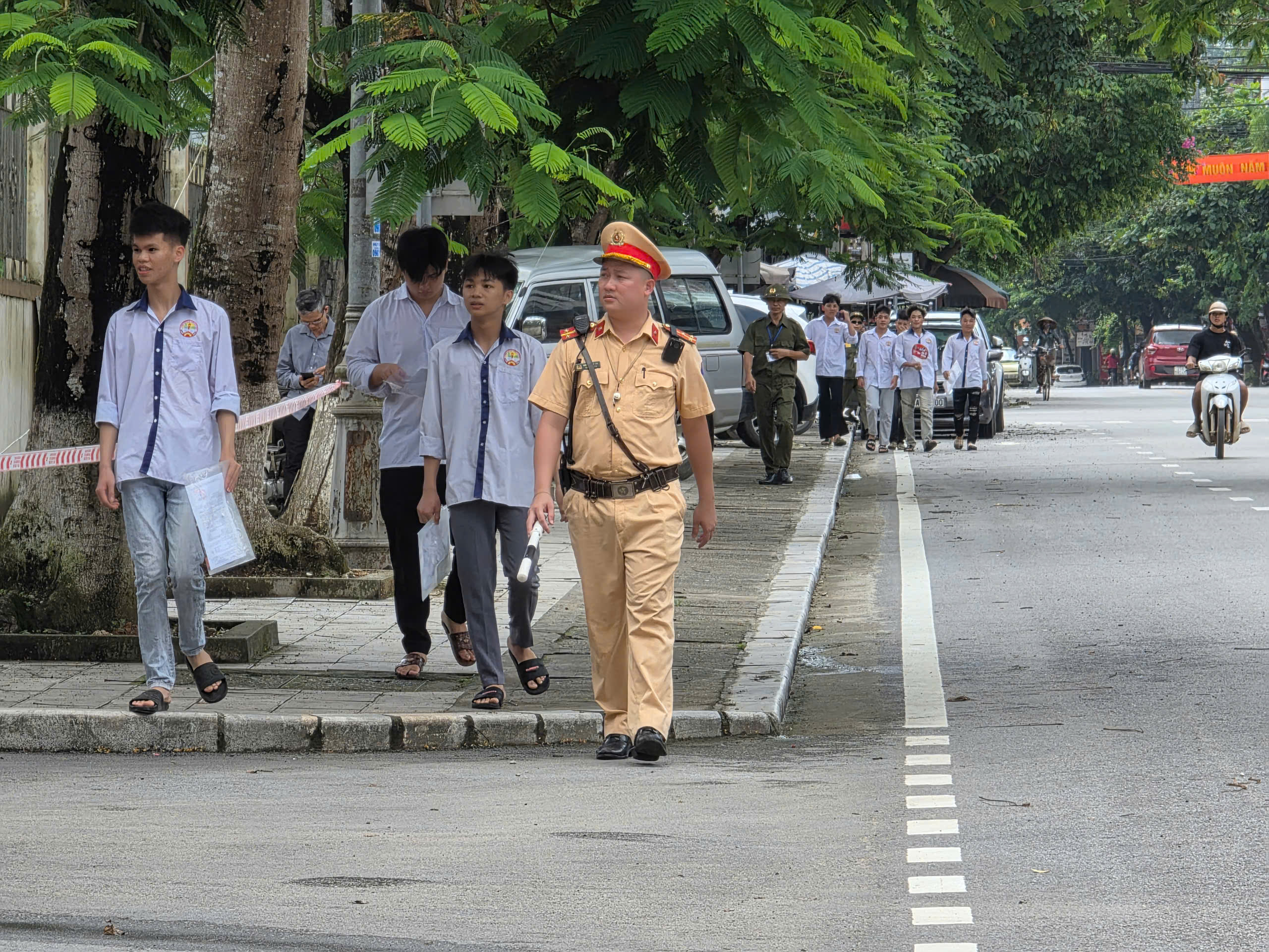 Những người đồng hành cùng sĩ tử trong kỳ thi THPT 2025- Ảnh 1. Những người đồng hành cùng sĩ tử trong kỳ thi THPT 2025- Ảnh 1.
