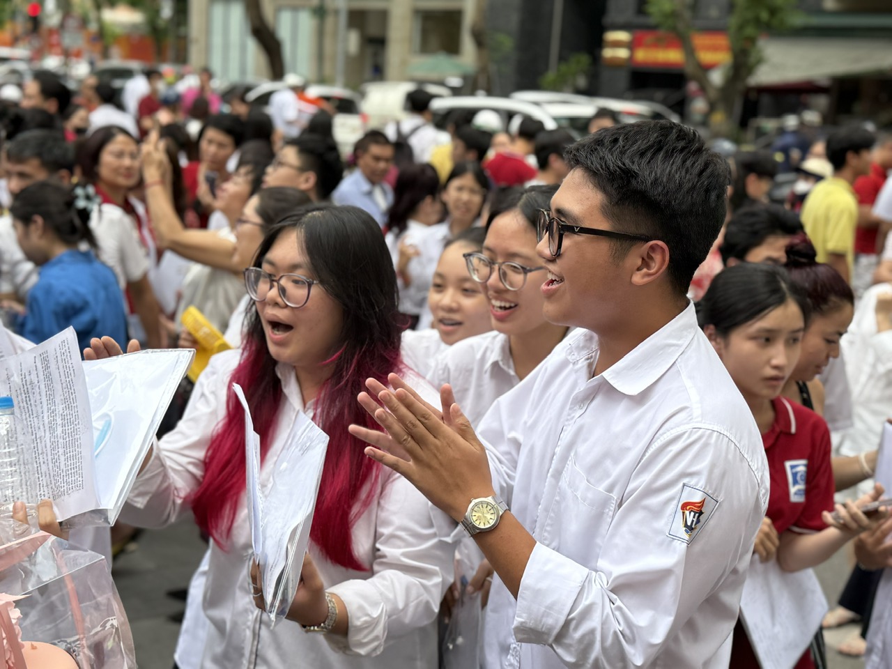 Thí sinh Hà Nội lạc quan và tiếc nuối sau môn thi Toán- Ảnh 10. Thí sinh Hà Nội lạc quan và tiếc nuối sau môn thi Toán- Ảnh 10.
