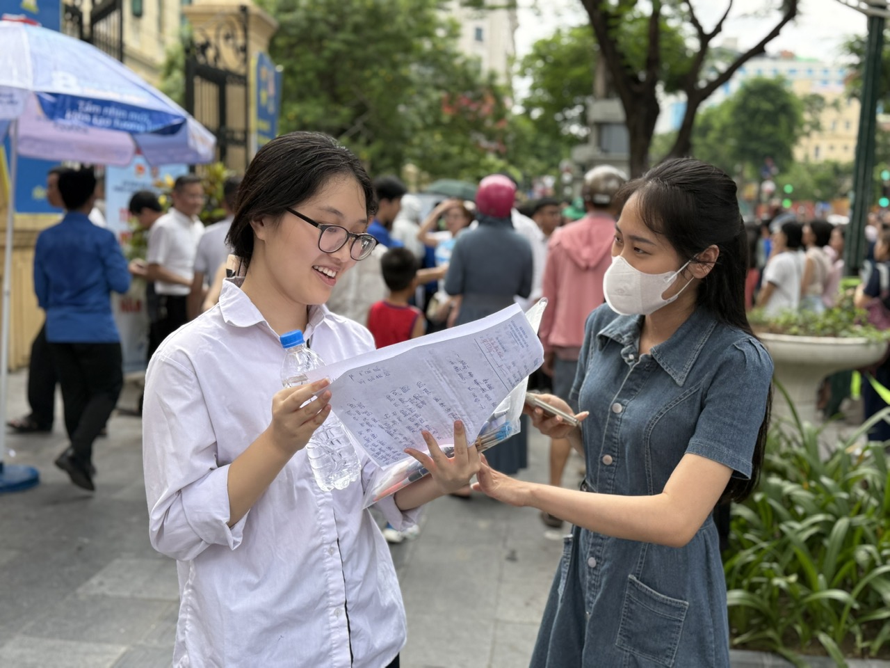 Vượt qua lo lắng, nhiều thí sinh rạng rỡ sau giờ thi Ngữ văn- Ảnh 2. Vượt qua lo lắng, nhiều thí sinh rạng rỡ sau giờ thi Ngữ văn- Ảnh 2.
