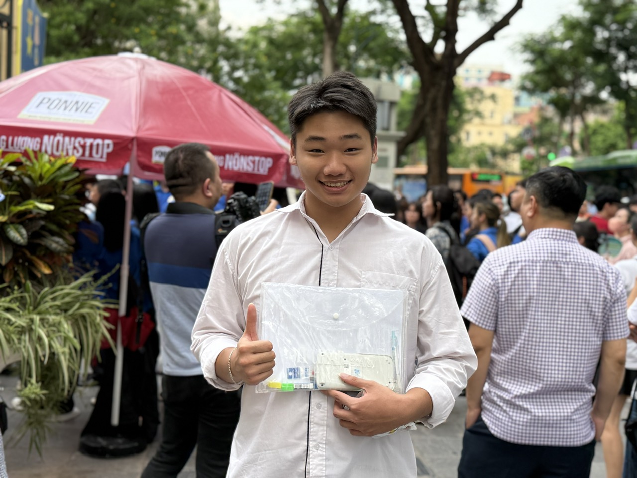 Thí sinh Hà Nội lạc quan và tiếc nuối sau môn thi Toán- Ảnh 2. Thí sinh Hà Nội lạc quan và tiếc nuối sau môn thi Toán- Ảnh 2.
