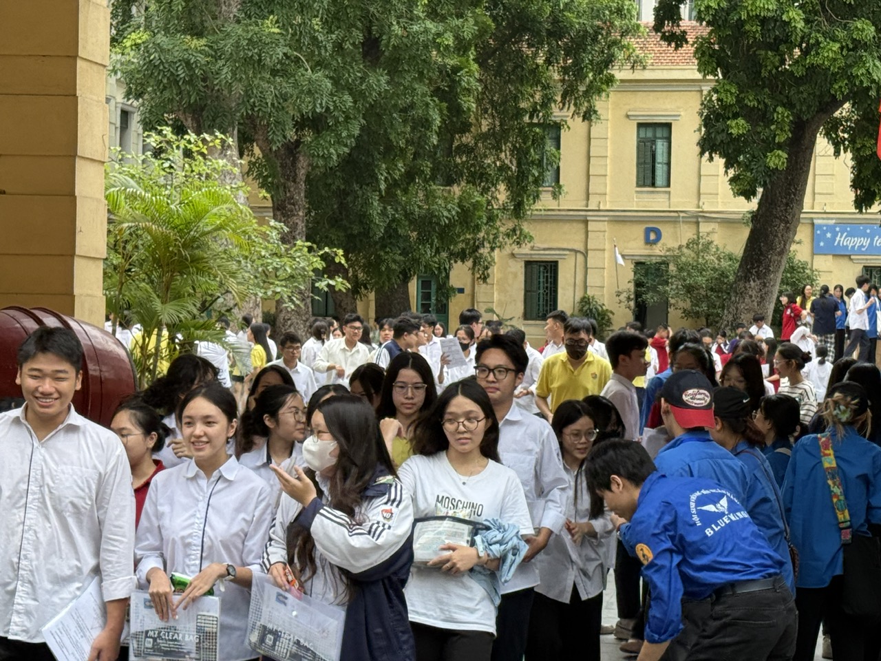 Thí sinh Hà Nội lạc quan và tiếc nuối sau môn thi Toán- Ảnh 6. Thí sinh Hà Nội lạc quan và tiếc nuối sau môn thi Toán- Ảnh 6.