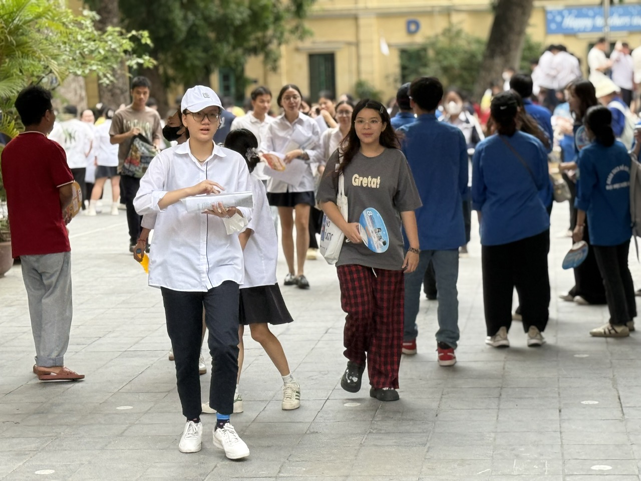Thí sinh Hà Nội lạc quan và tiếc nuối sau môn thi Toán- Ảnh 7. Thí sinh Hà Nội lạc quan và tiếc nuối sau môn thi Toán- Ảnh 7.