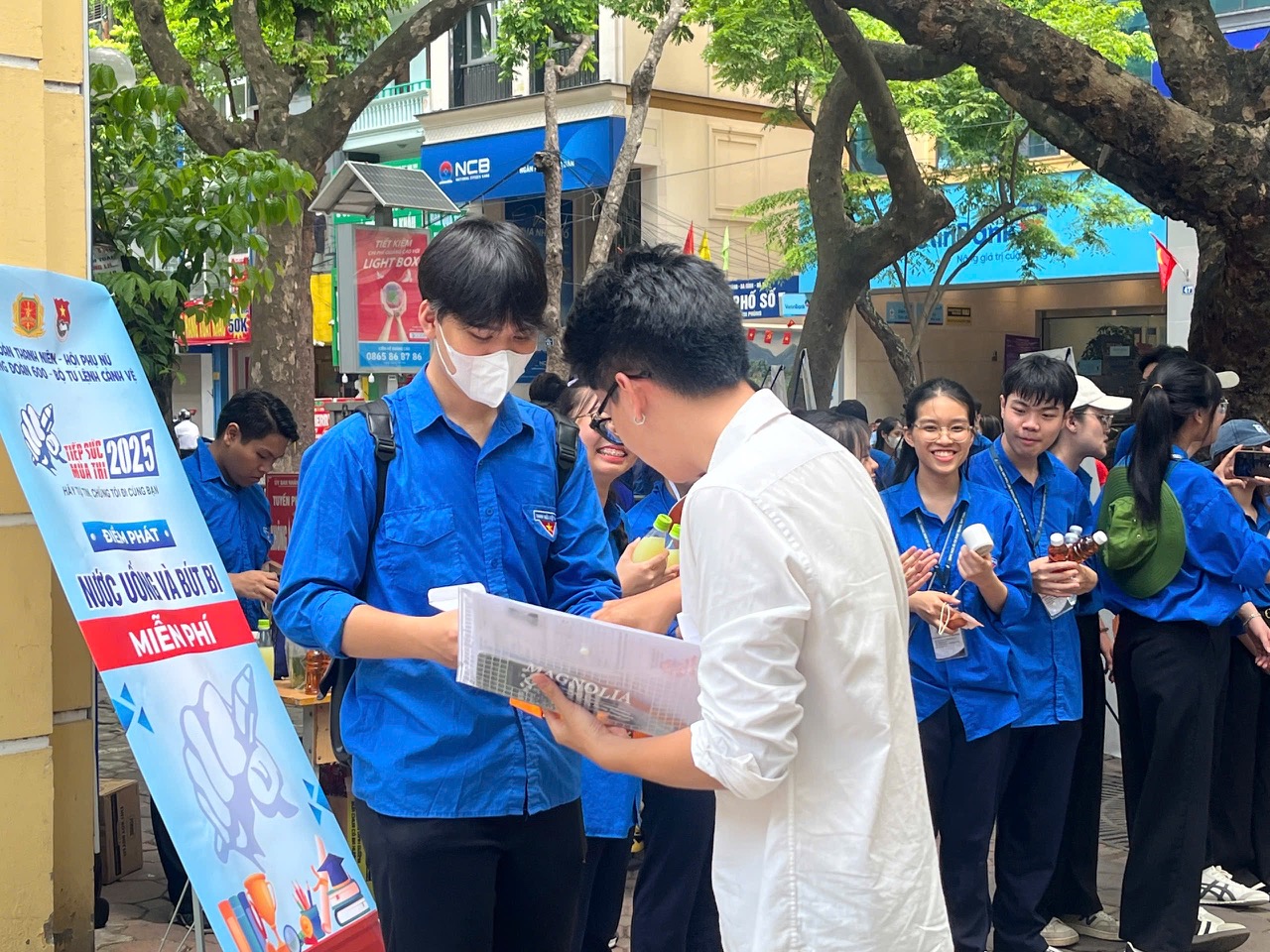 Thí sinh Hà Nội lạc quan và tiếc nuối sau môn thi Toán- Ảnh 11. Thí sinh Hà Nội lạc quan và tiếc nuối sau môn thi Toán- Ảnh 11.