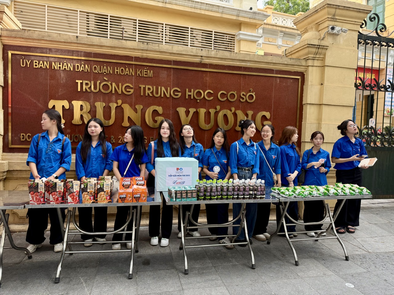 Thí sinh Hà Nội lạc quan và tiếc nuối sau môn thi Toán- Ảnh 9. Thí sinh Hà Nội lạc quan và tiếc nuối sau môn thi Toán- Ảnh 9.