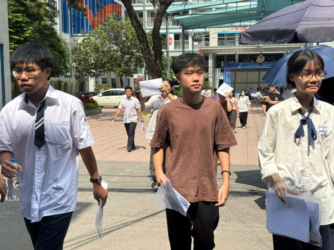 Thí sinh Hà Nội lạc quan và tiếc nuối sau môn thi Toán- Ảnh 8. Thí sinh Hà Nội lạc quan và tiếc nuối sau môn thi Toán- Ảnh 8.
