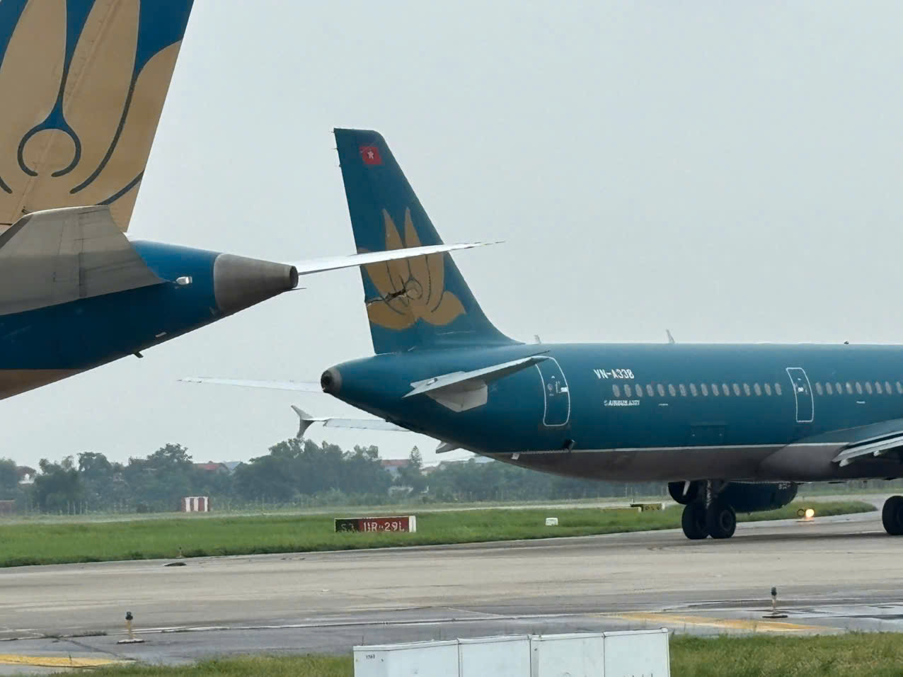 Hai máy bay va chạm trên đường lăn sân bay Nội Bài- Ảnh 1. Hai máy bay va chạm trên đường lăn sân bay Nội Bài- Ảnh 1.