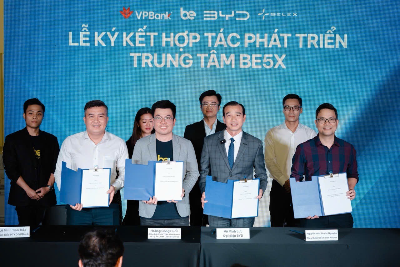 Ông Lê Minh Thái Barp – Giám đốc Phát triển kinh doanh VPBank (ngoài cùng bên trái) tại lễ ký kết hợp tác cùng BeGroup Ông Lê Minh Thái Barp – Giám đốc Phát triển kinh doanh VPBank (ngoài cùng bên trái) tại lễ ký kết hợp tác cùng BeGroup