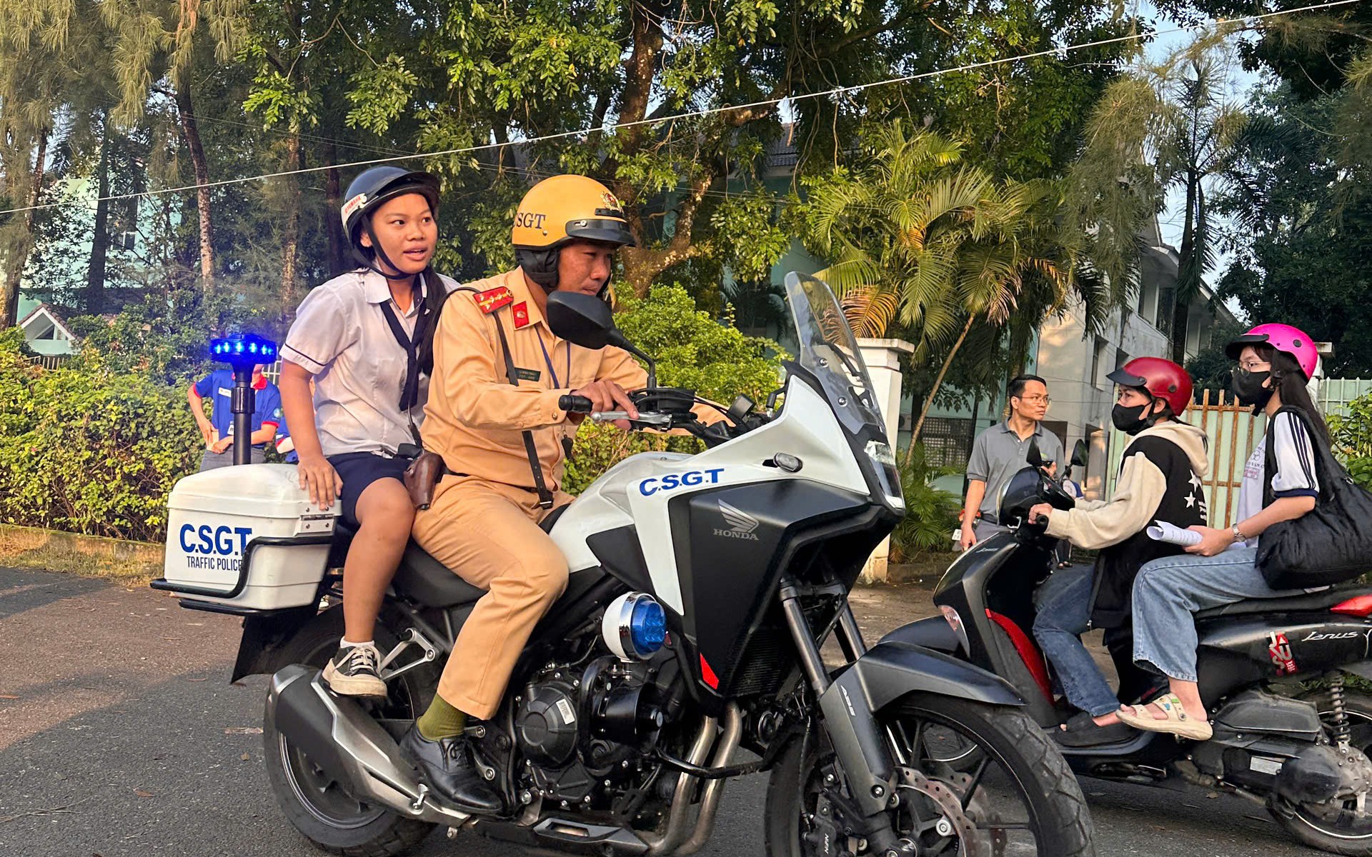 Những hình ảnh đẹp của CSGT trong kỳ thi tốt nghiệp THPT tại TP.HCM, Đồng Nai