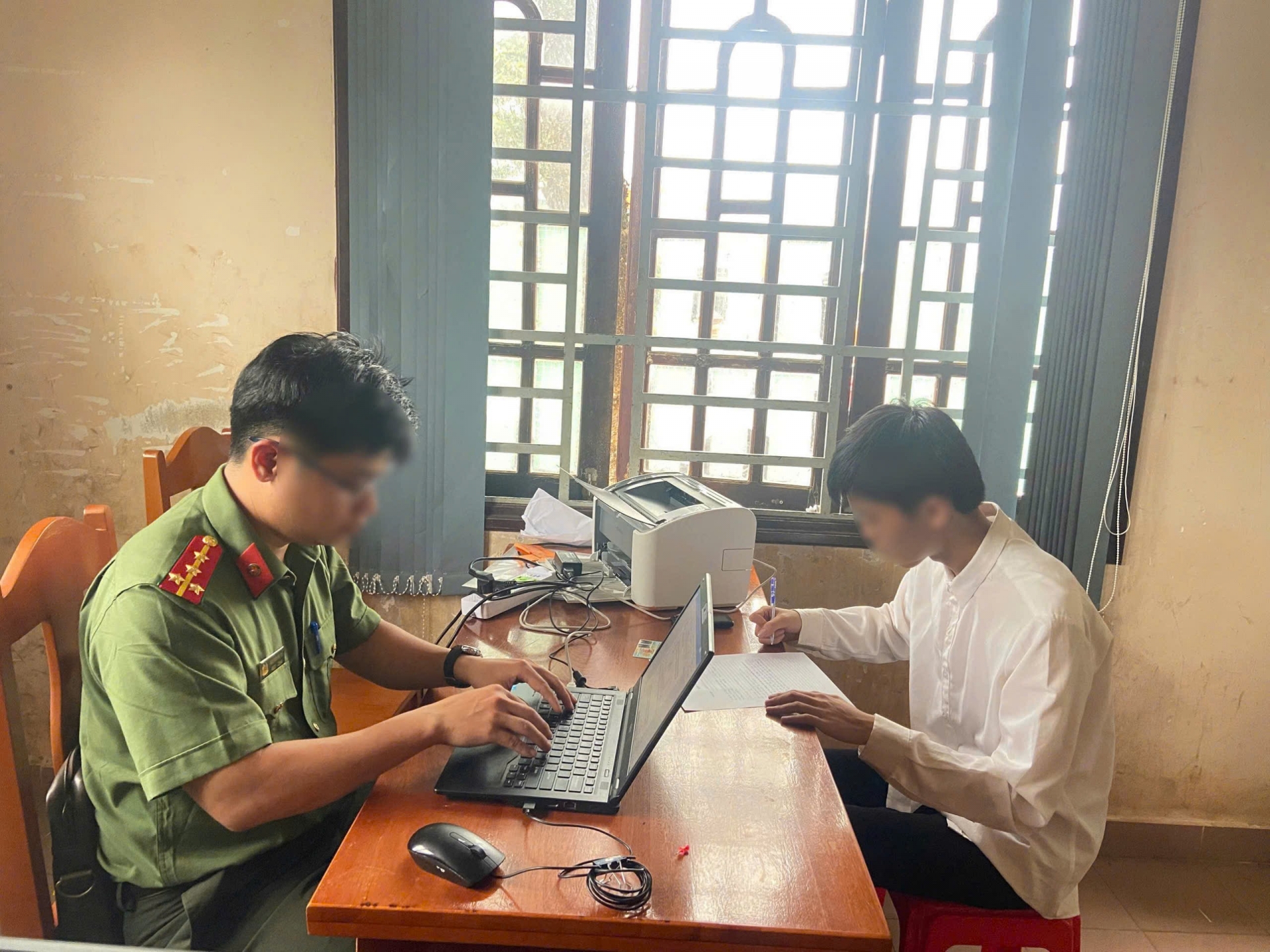 Khởi tố vụ án dùng thiết bị công nghệ gian lận thi môn Văn tại kỳ tốt nghiệp THPT năm 2025- Ảnh 1. Khởi tố vụ án dùng thiết bị công nghệ gian lận thi môn Văn tại kỳ tốt nghiệp THPT năm 2025- Ảnh 1.