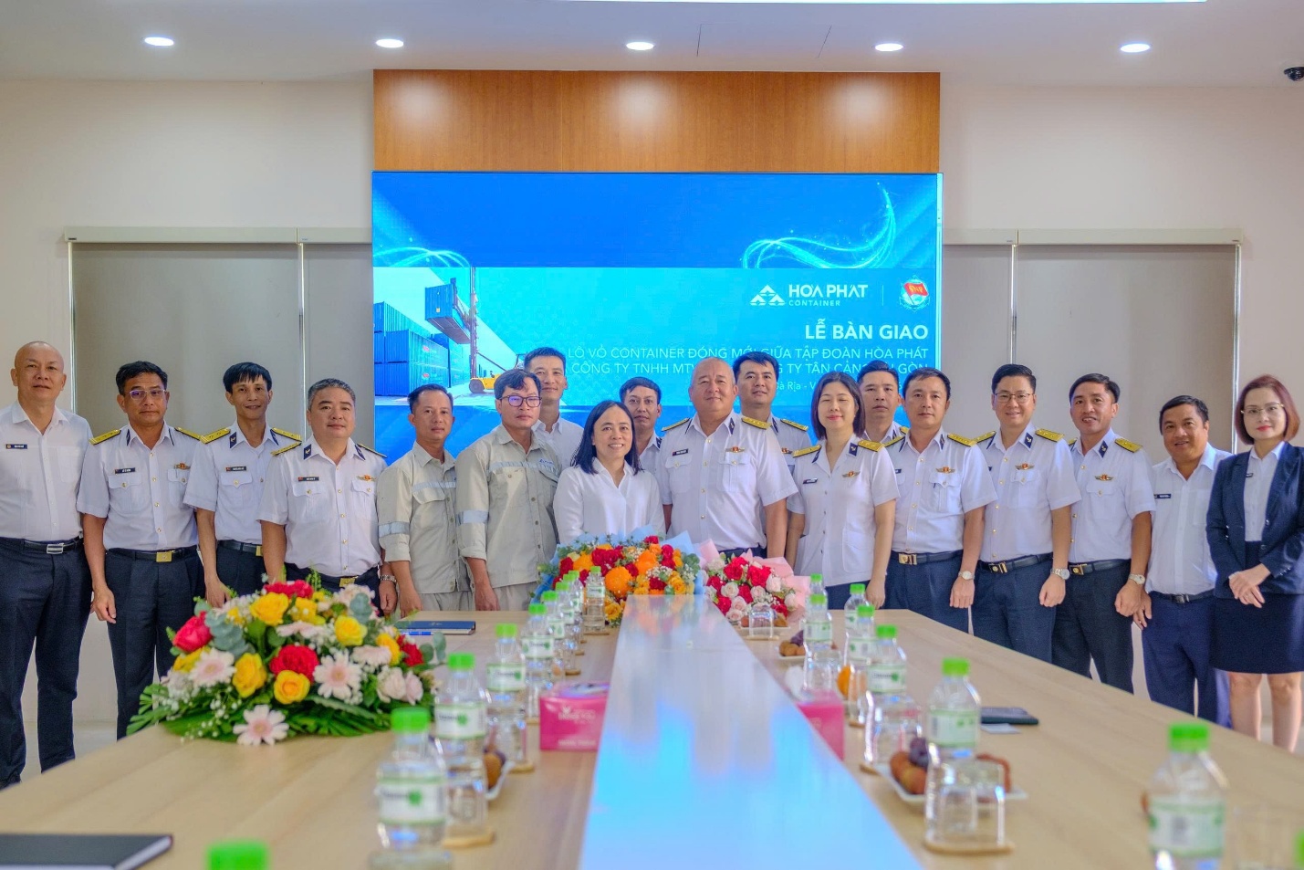 Hòa Phát bàn giao lô container đầu tiên cho Tổng Công ty Tân Cảng Sài Gòn- Ảnh 1. Hòa Phát bàn giao lô container đầu tiên cho Tổng Công ty Tân Cảng Sài Gòn- Ảnh 1.