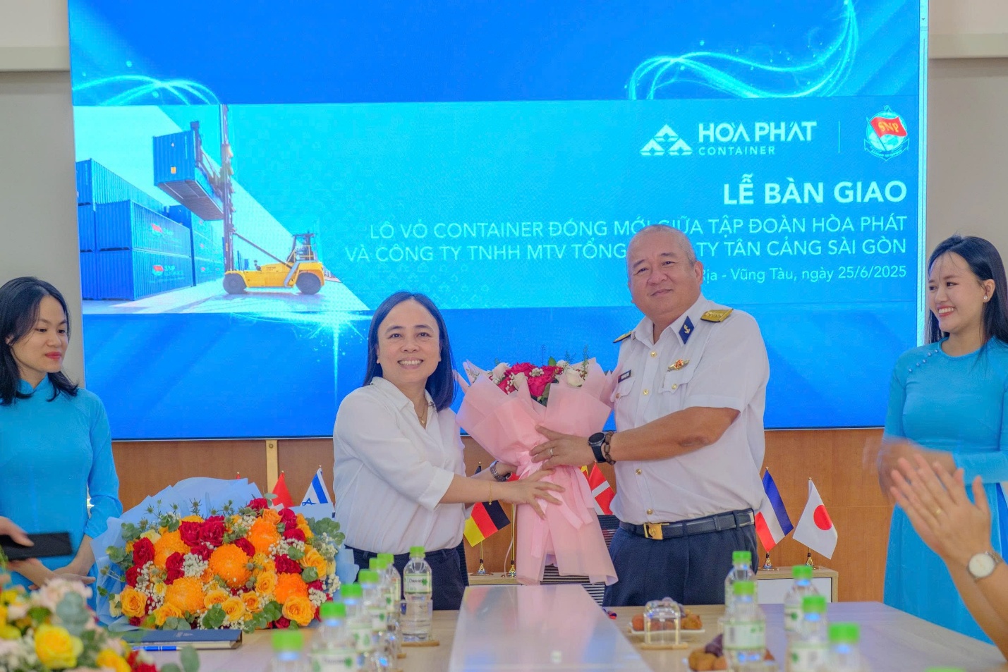 Hòa Phát bàn giao lô container đầu tiên cho Tổng Công ty Tân Cảng Sài Gòn- Ảnh 2. Hòa Phát bàn giao lô container đầu tiên cho Tổng Công ty Tân Cảng Sài Gòn- Ảnh 2.