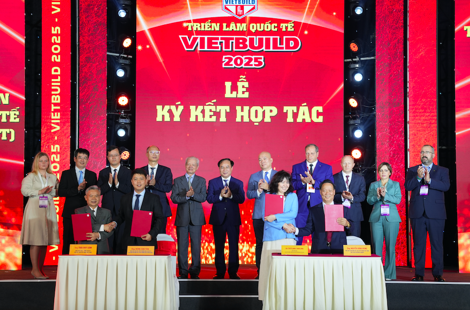 Vietbuild International Exhibition 2025 attracted 6000 domestic and global enterprises- Ảnh 2. A group of people standing on a stage AI-generated content may be incorrect.