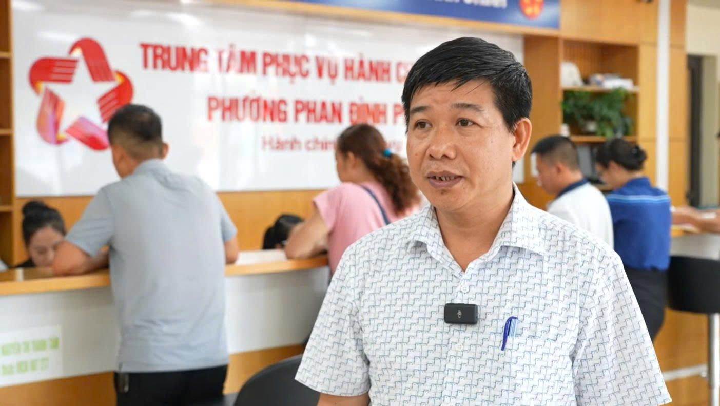 MobiFone - Tỉnh Thái Nguyên triển khai Hệ thống thông tin giải quyết thủ tục hành chính- Ảnh 3. A person in a white shirt AI-generated content may be incorrect.