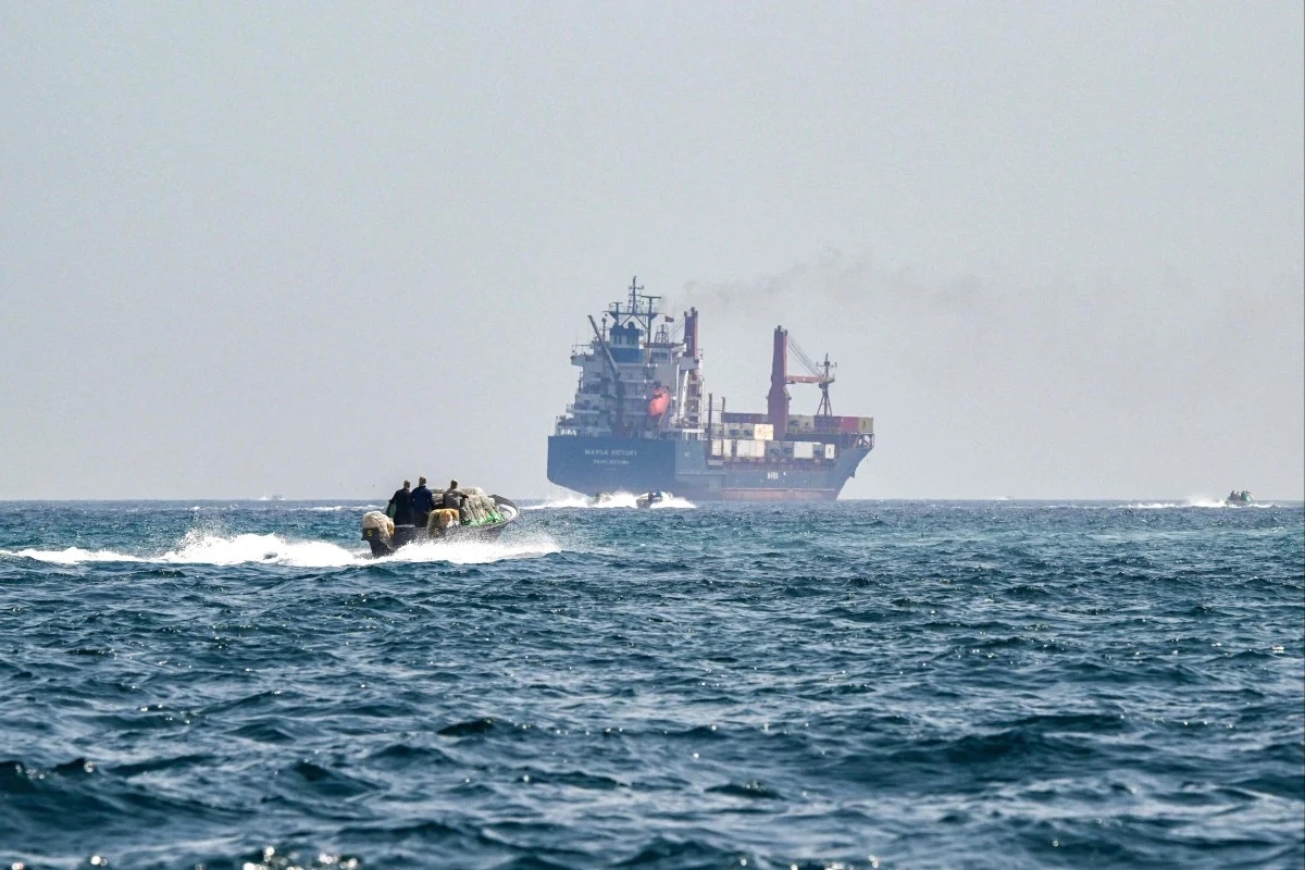 Tàu thuyền đi qua khu vực eo biển Hormuz phát tín hiệu bất thường nhằm tránh bị tấn công- Ảnh 1. Tàu thuyền đi qua khu vực eo biển Hormuz phát tín hiệu bất thường nhằm tránh bị tấn công- Ảnh 1.