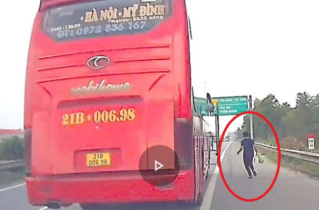 Tài xế đón khách trên cao tốc Nội Bài - Lào Cai, doanh nghiệp vận tải bị phạt nặng- Ảnh 1. Tài xế đón khách trên cao tốc Nội Bài - Lào Cai, doanh nghiệp vận tải bị phạt nặng- Ảnh 1.