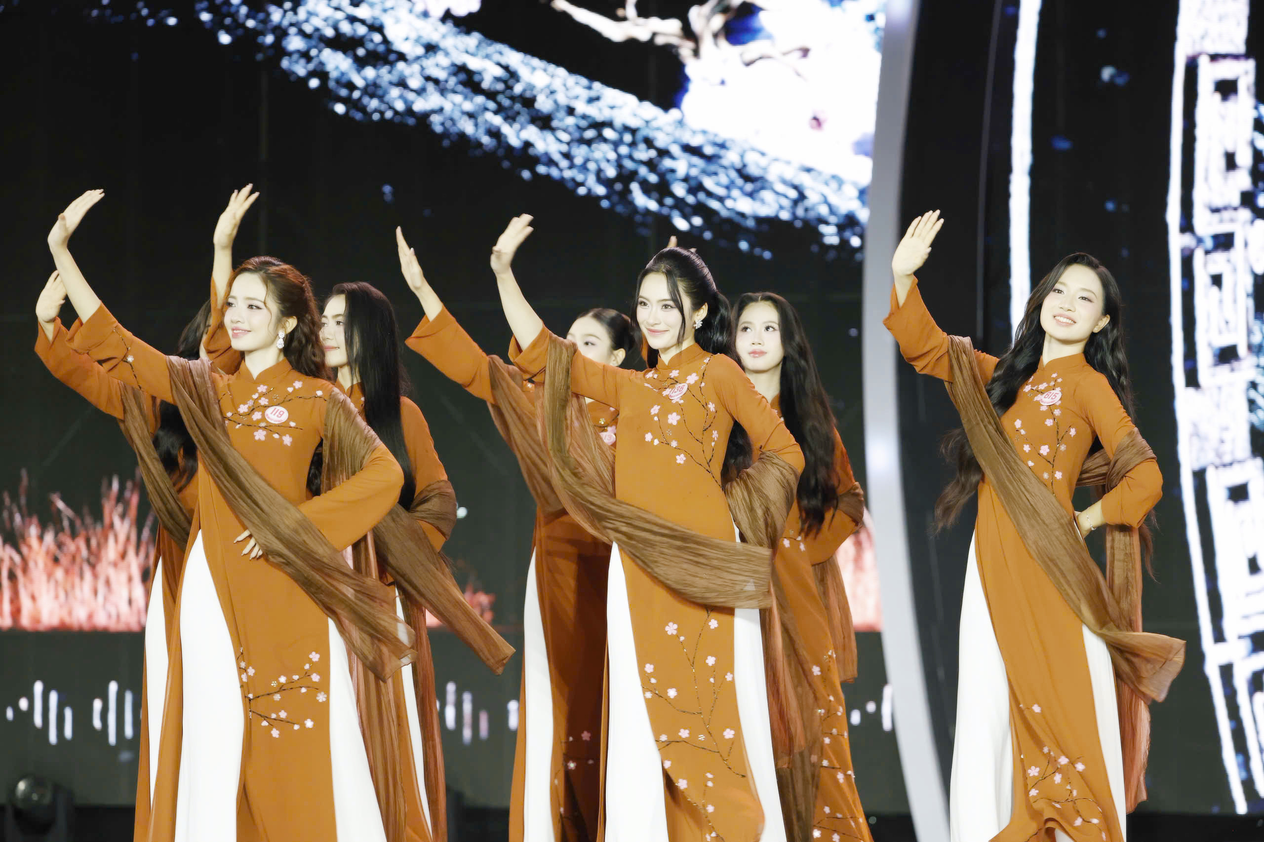 Hoa hậu Việt Nam 2024: Top 10 lộ diện sau màn thi Trang phục Dạ hội- Ảnh 3. Hoa hậu Việt Nam 2024: Top 10 lộ diện sau màn thi Trang phục Dạ hội- Ảnh 3.