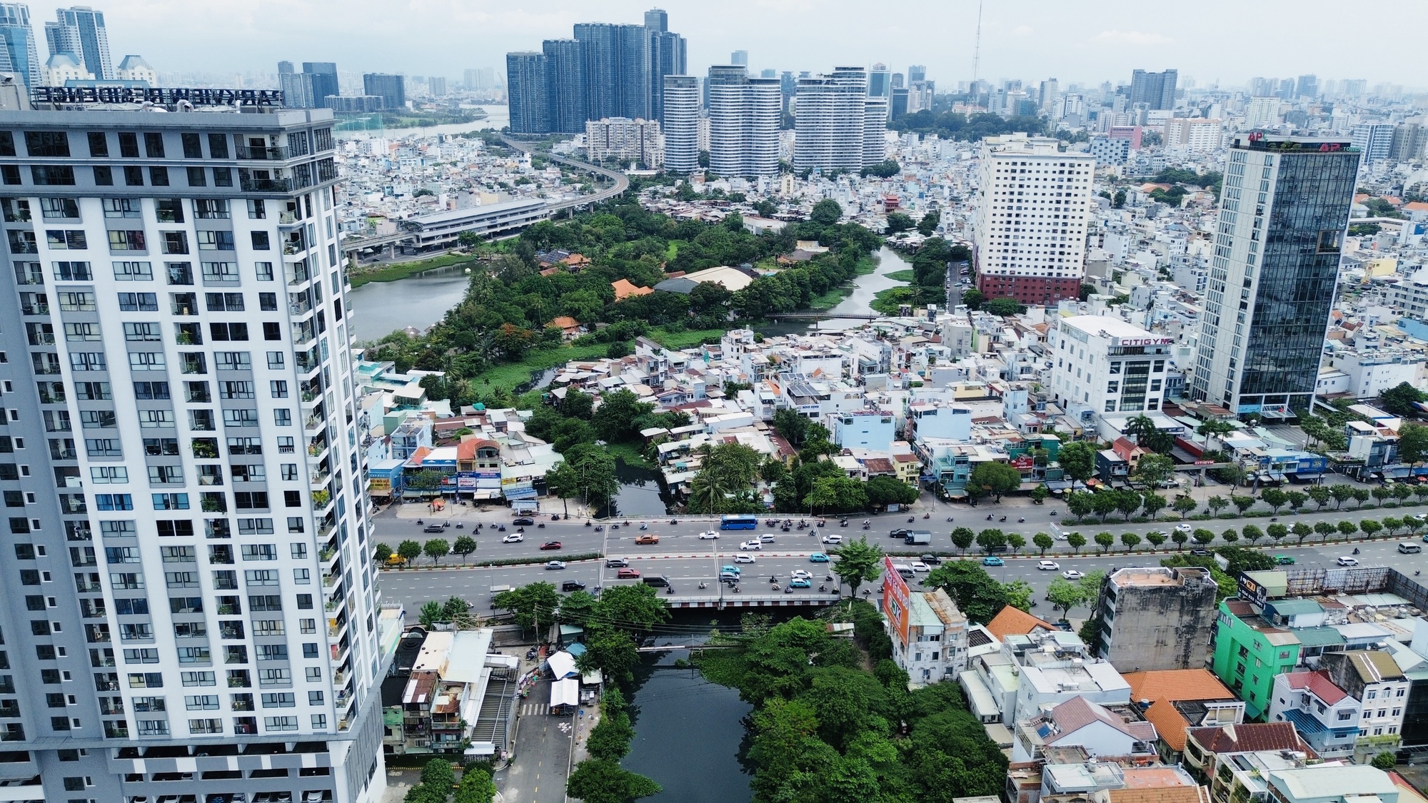 Cận cảnh rạch Văn Thánh ô nhiễm, nơi hàng ngàn hộ dân sống tạm bợ chờ cải tạo- Ảnh 1. Cận cảnh rạch Văn Thánh ô nhiễm, nơi hàng ngàn hộ dân sống tạm bợ chờ cải tạo- Ảnh 1.