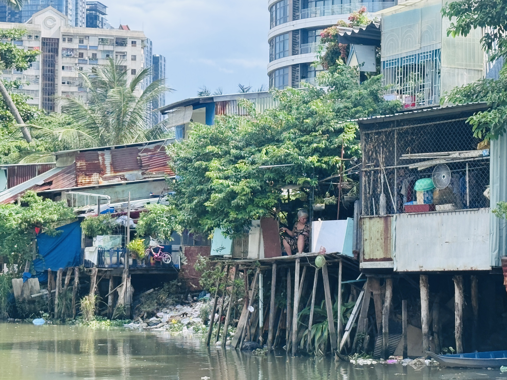 Cận cảnh rạch Văn Thánh ô nhiễm, nơi hàng ngàn hộ dân sống tạm bợ chờ cải tạo- Ảnh 9. Cận cảnh rạch Văn Thánh ô nhiễm, nơi hàng ngàn hộ dân sống tạm bợ chờ cải tạo- Ảnh 9.