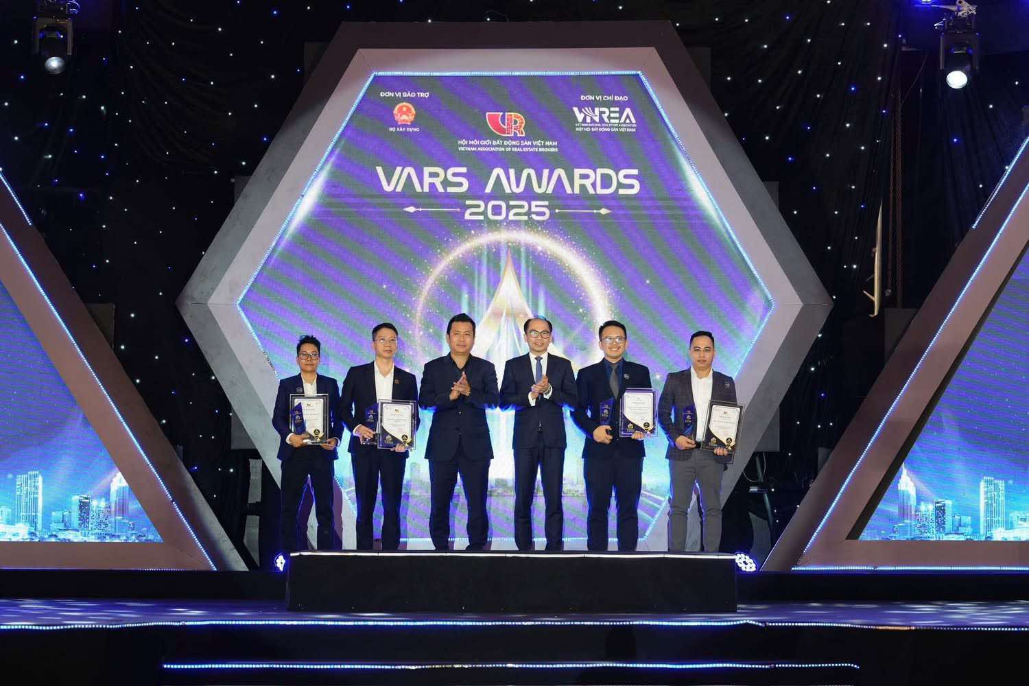 VARS AWARDS 2025: Tôn vinh doanh nghiệp, cá nhân xuất sắc trong nghề môi giới BĐS- Ảnh 5. VARS AWARDS 2025: Tôn vinh doanh nghiệp, cá nhân xuất sắc trong nghề môi giới BĐS- Ảnh 5.