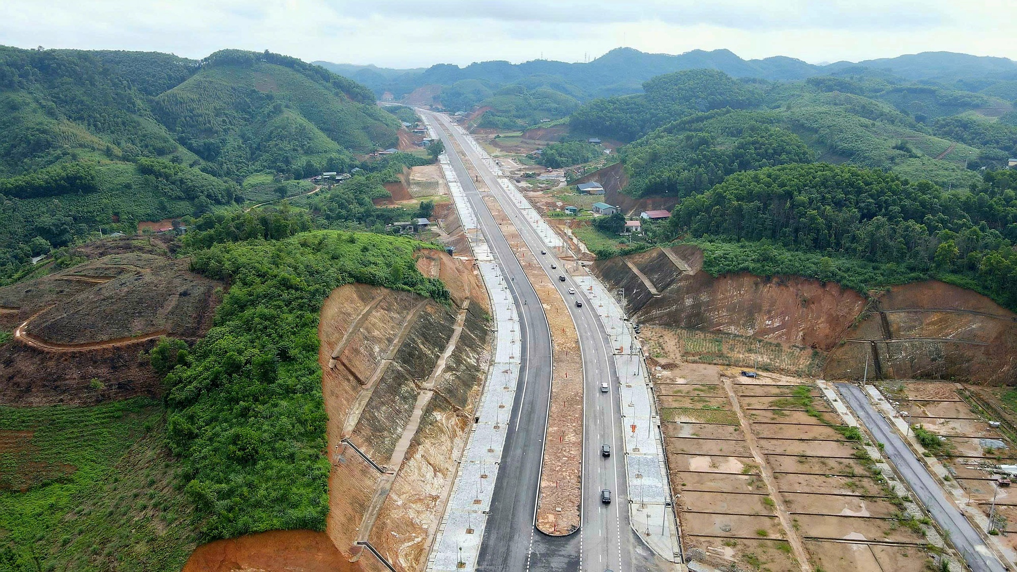 Thông xe tuyến đường 300 tỷ đồng ở Yên Bái- Ảnh 2. Thông xe tuyến đường 300 tỷ đồng ở Yên Bái- Ảnh 2.