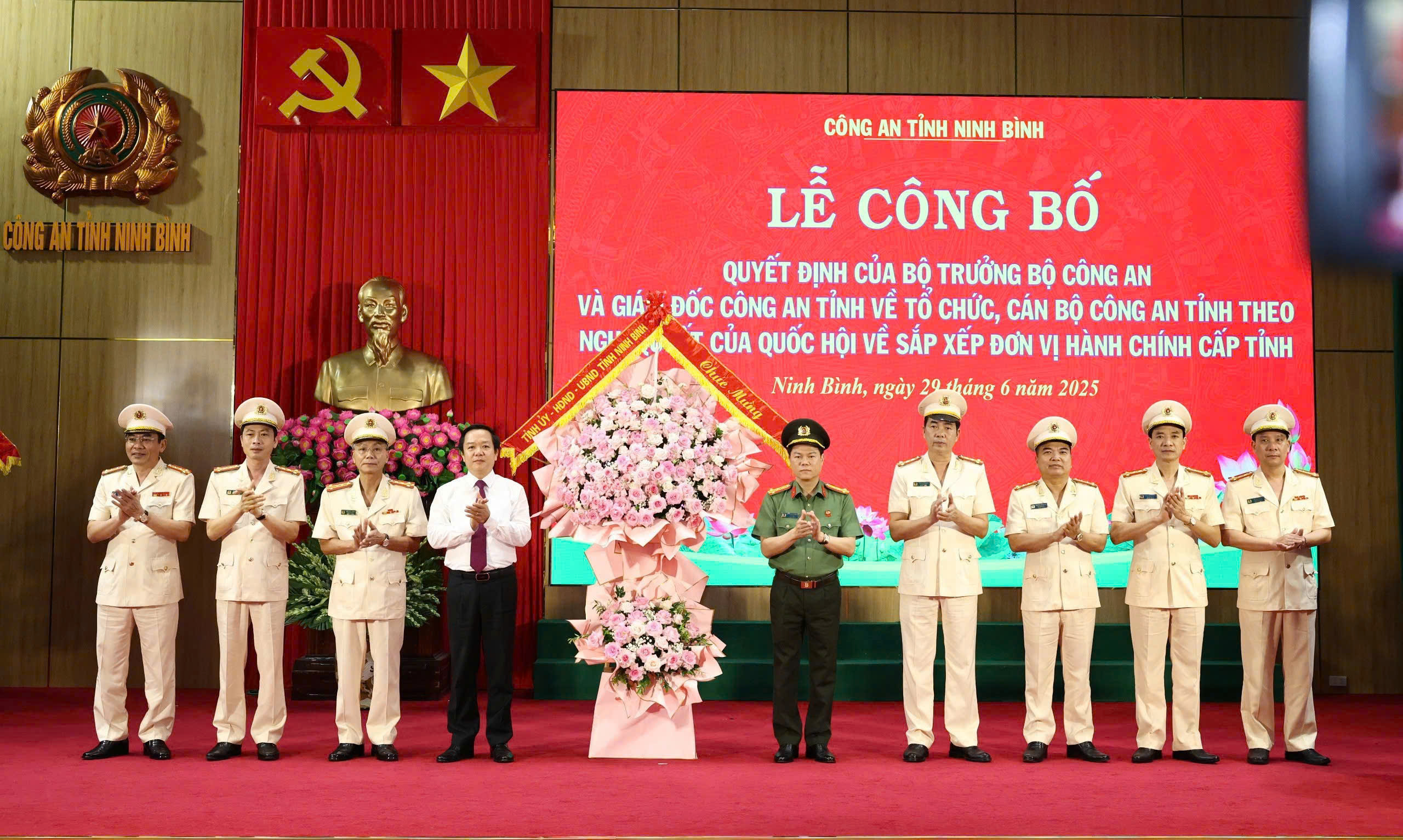 Đại tá Nguyễn Hữu Mạnh làm Giám đốc Công an tỉnh Ninh Bình mới- Ảnh 1. Đại tá Nguyễn Hữu Mạnh làm Giám đốc Công an tỉnh Ninh Bình mới- Ảnh 1.