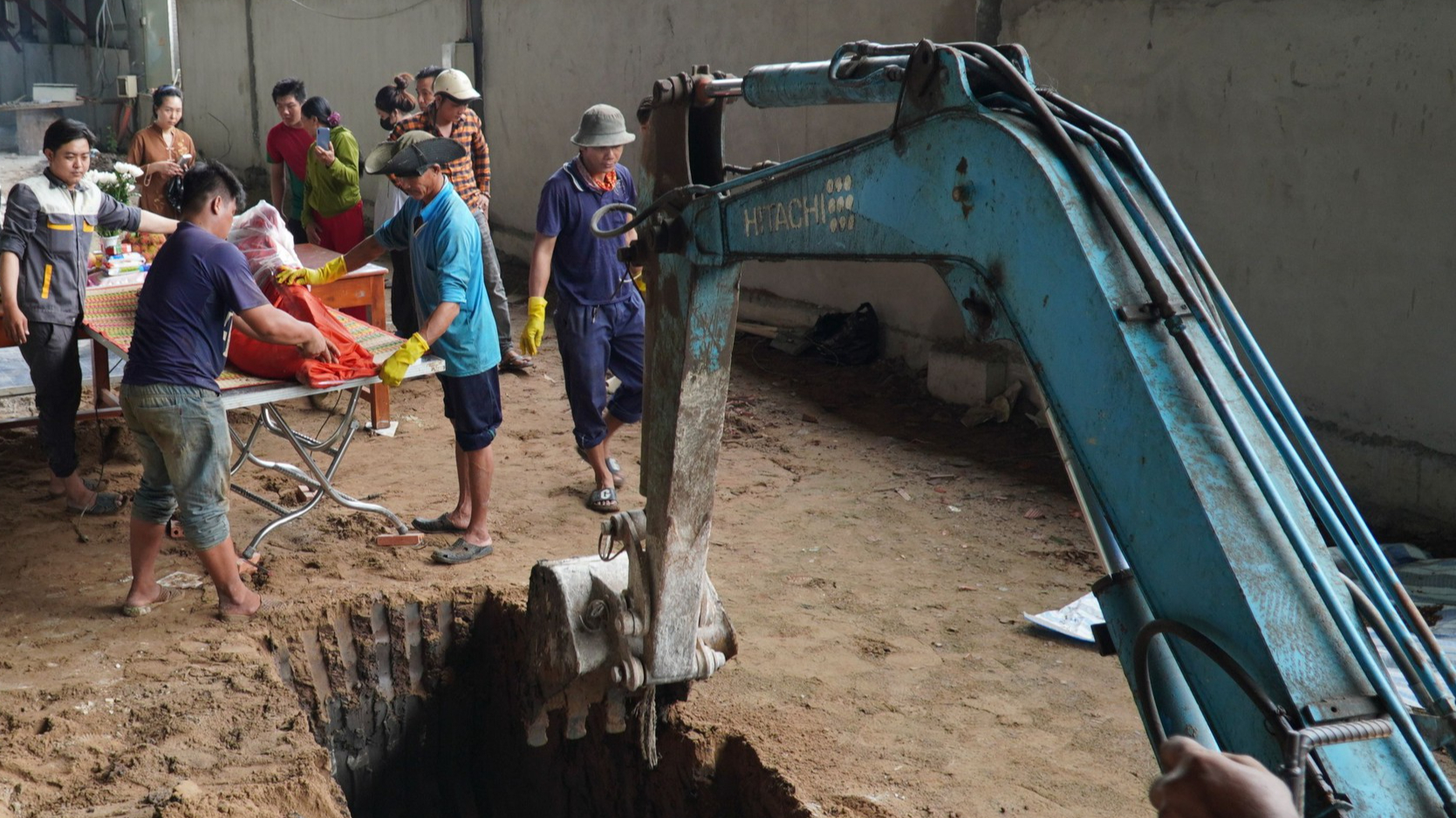 Chôn cất xác cá heo nặng khoảng 130kg trôi dạt trên sông Ông Đốc- Ảnh 1. Chôn cất xác cá heo nặng khoảng 130kg trôi dạt trên sông Ông Đốc- Ảnh 1.