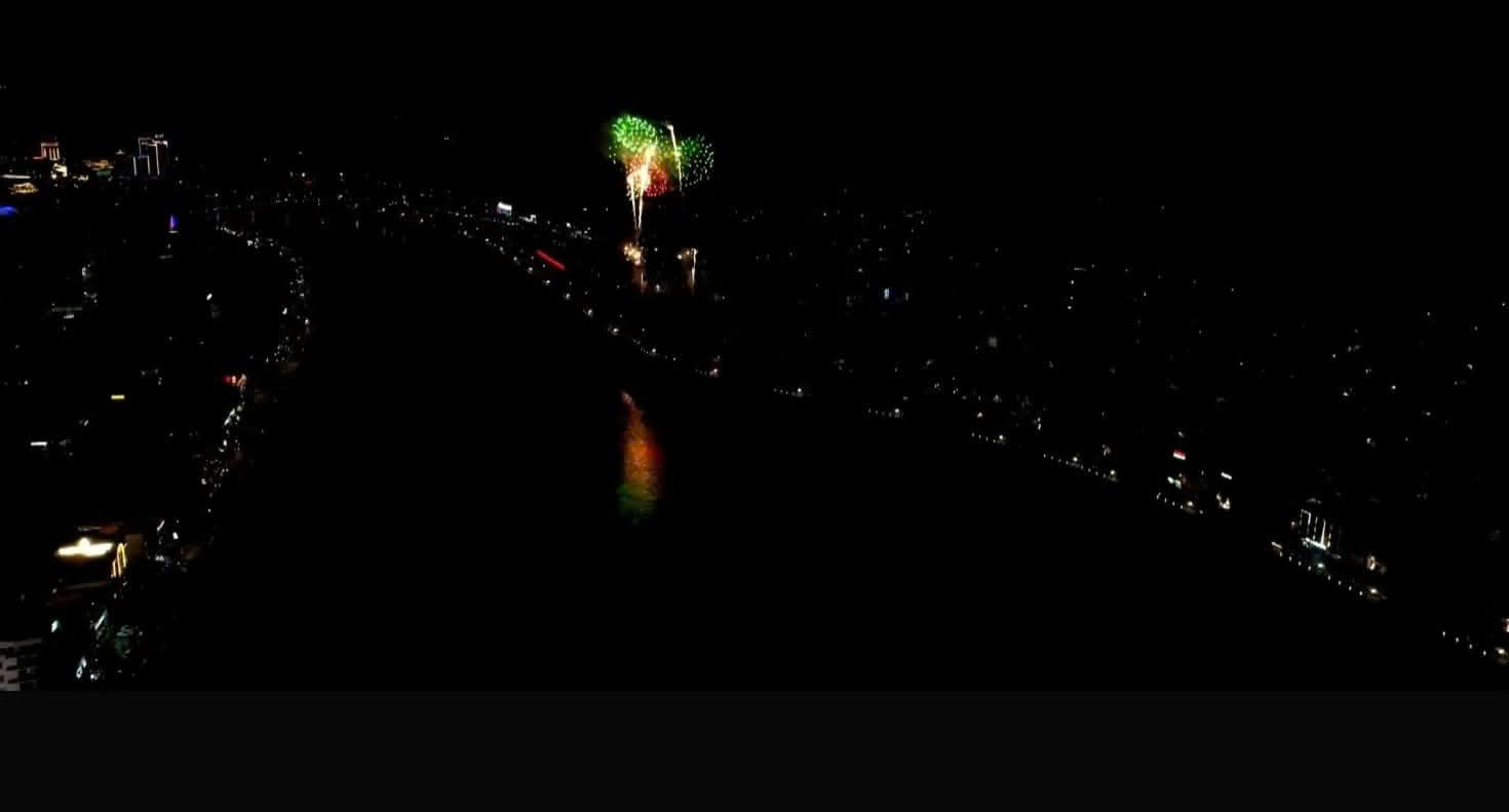 Hàng nghìn người xuống đường ngắm pháo hoa mừng thành lập tỉnh Lào Cai mới- Ảnh 7. Hàng nghìn người xuống đường ngắm pháo hoa mừng thành lập tỉnh Lào Cai mới- Ảnh 7.