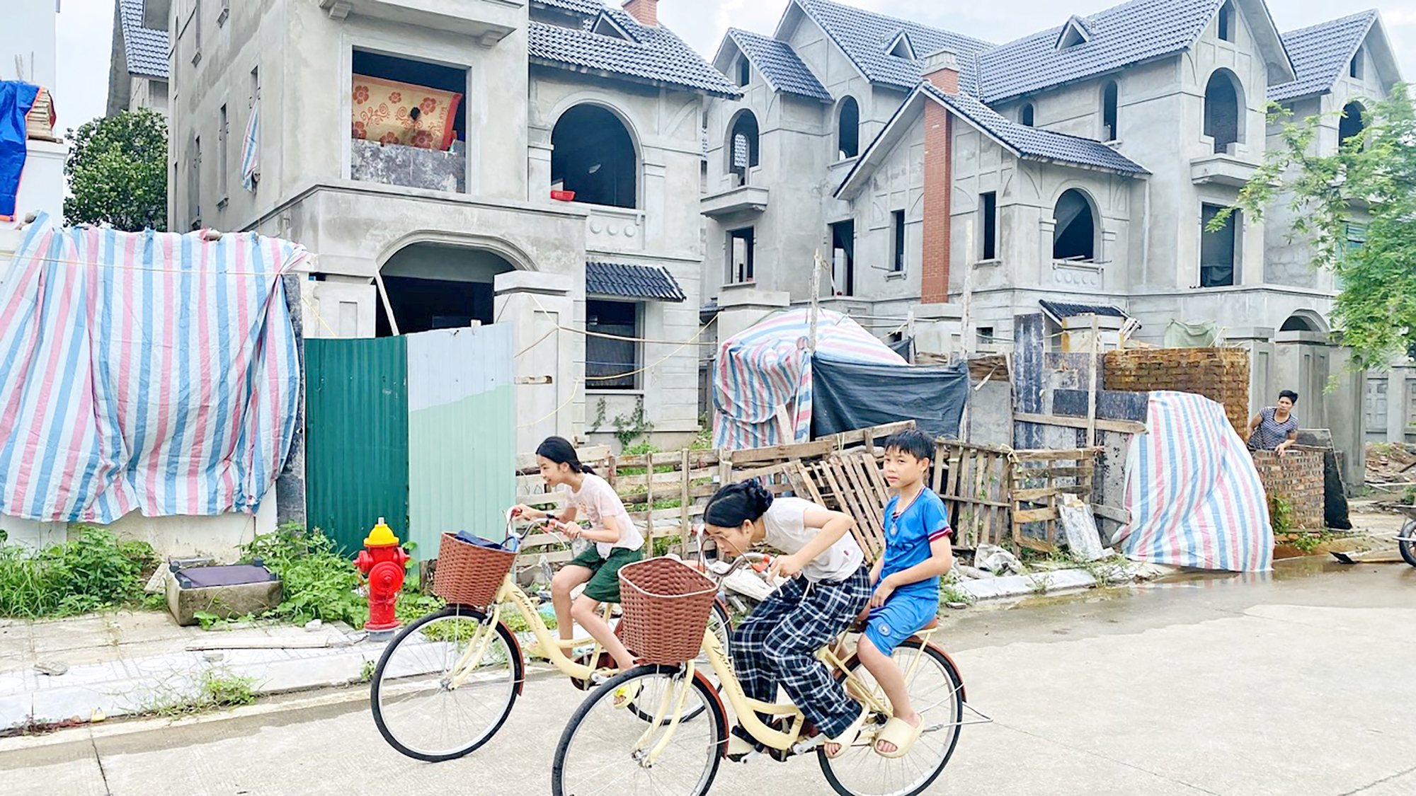 Lãng phí những khu đô thị bỏ hoang- Ảnh 1. Lãng phí những khu đô thị bỏ hoang- Ảnh 1.