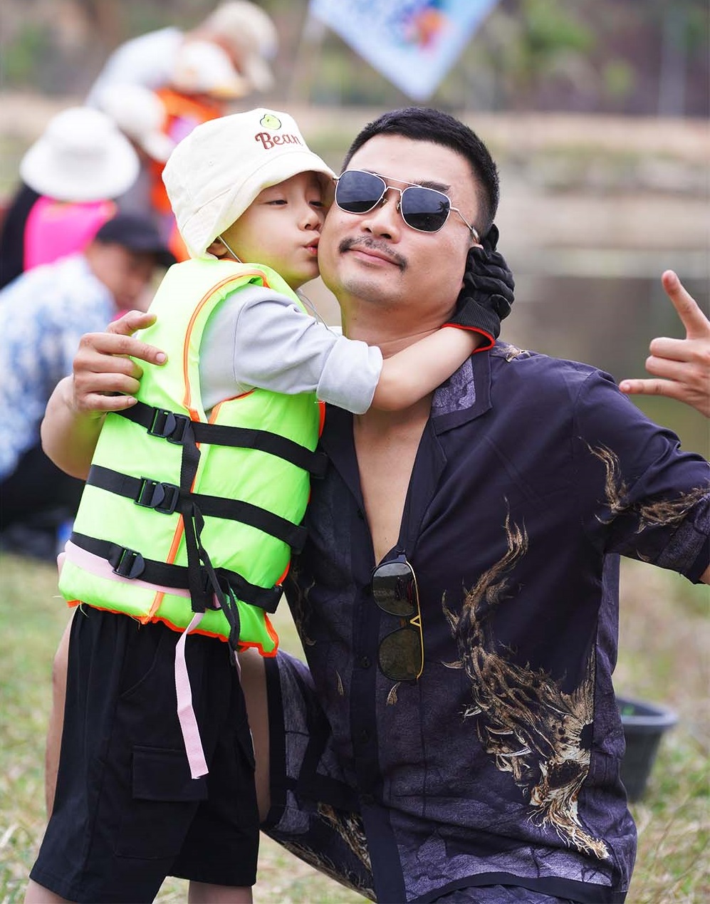Bốn ông bố nổi tiếng Neko Lê, Trung Ruồi, Duy Hưng và Phan Đinh Tùng bán bánh cuốn chả mực- Ảnh 8.