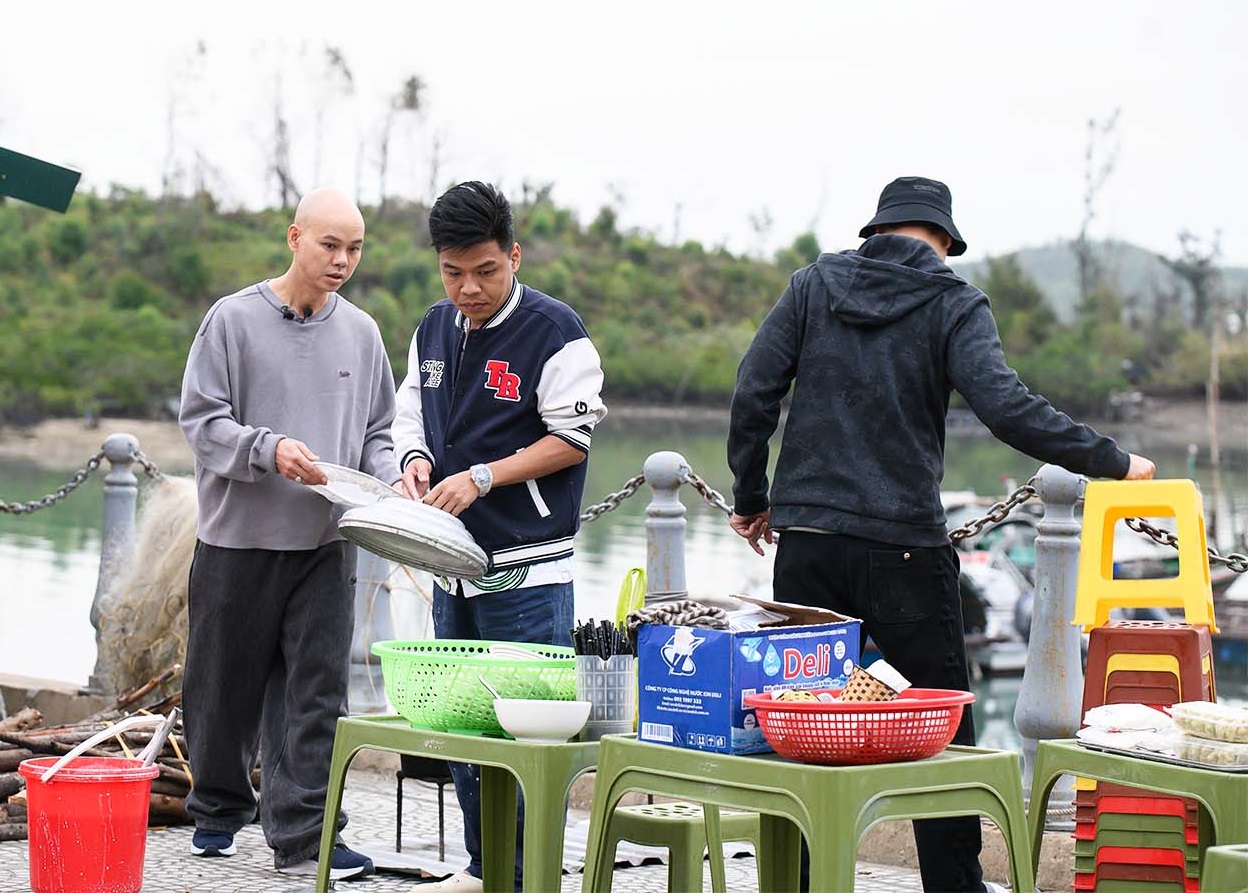 Bốn ông bố nổi tiếng Neko Lê, Trung Ruồi, Duy Hưng và Phan Đinh Tùng bán bánh cuốn chả mực- Ảnh 3.