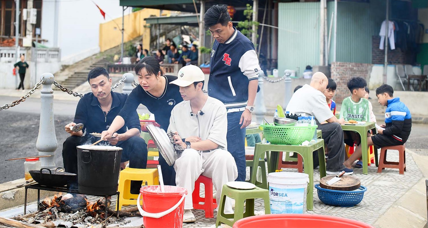 Bốn ông bố nổi tiếng Neko Lê, Trung Ruồi, Duy Hưng và Phan Đinh Tùng bán bánh cuốn chả mực- Ảnh 2.