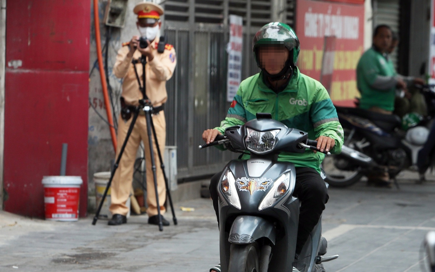 Hà Nội quyết giành lại vỉa hè cho người đi bộ, xử lý hàng trăm xe máy vi phạm