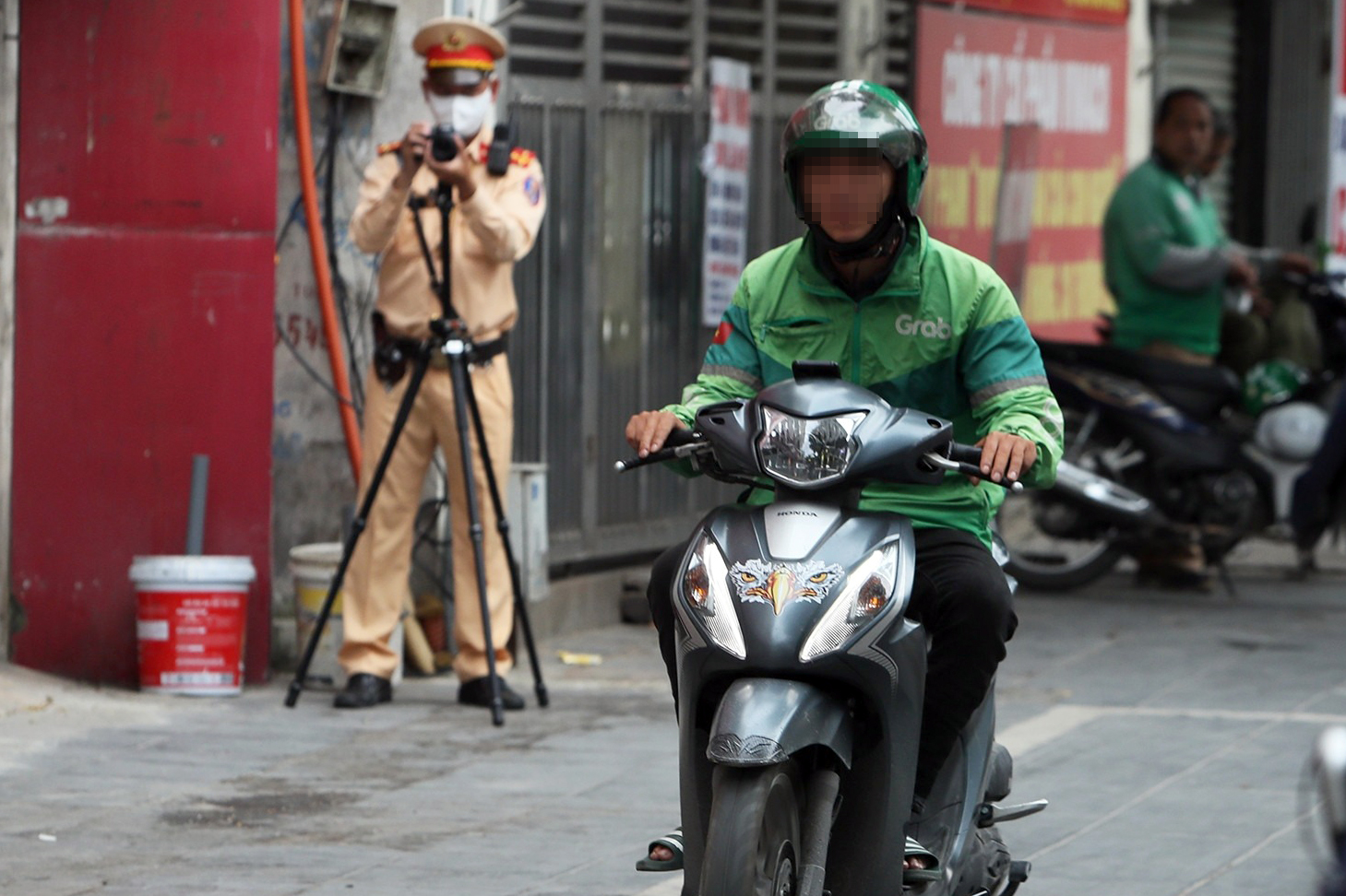 Hà Nội quyết giành lại vỉa hè cho người đi bộ, xử lý hàng trăm xe máy vi phạm- Ảnh 1.