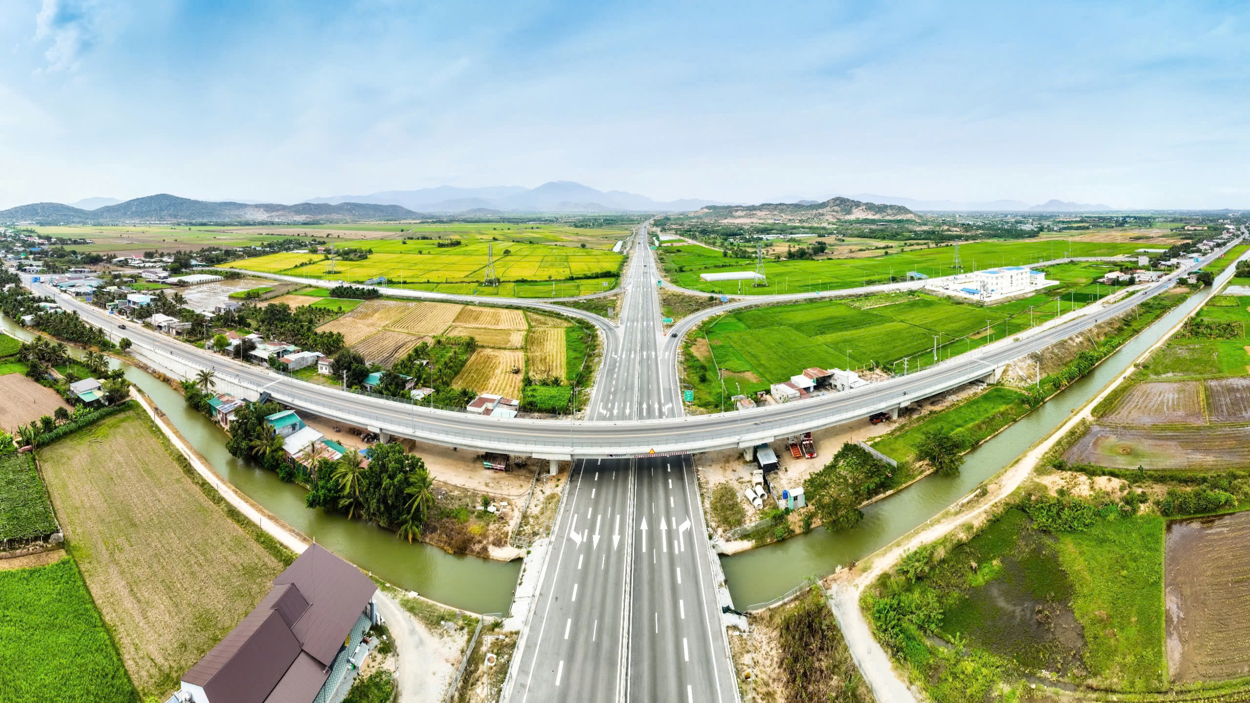 Các "ông lớn" liên tiếp xin đầu tư PPP mở rộng cao tốc Bắc - Nam, chuyên gia nói gì?- Ảnh 3. Các "ông lớn" liên tiếp xin đầu tư PPP mở rộng cao tốc Bắc - Nam, chuyên gia nói gì?- Ảnh 3.
