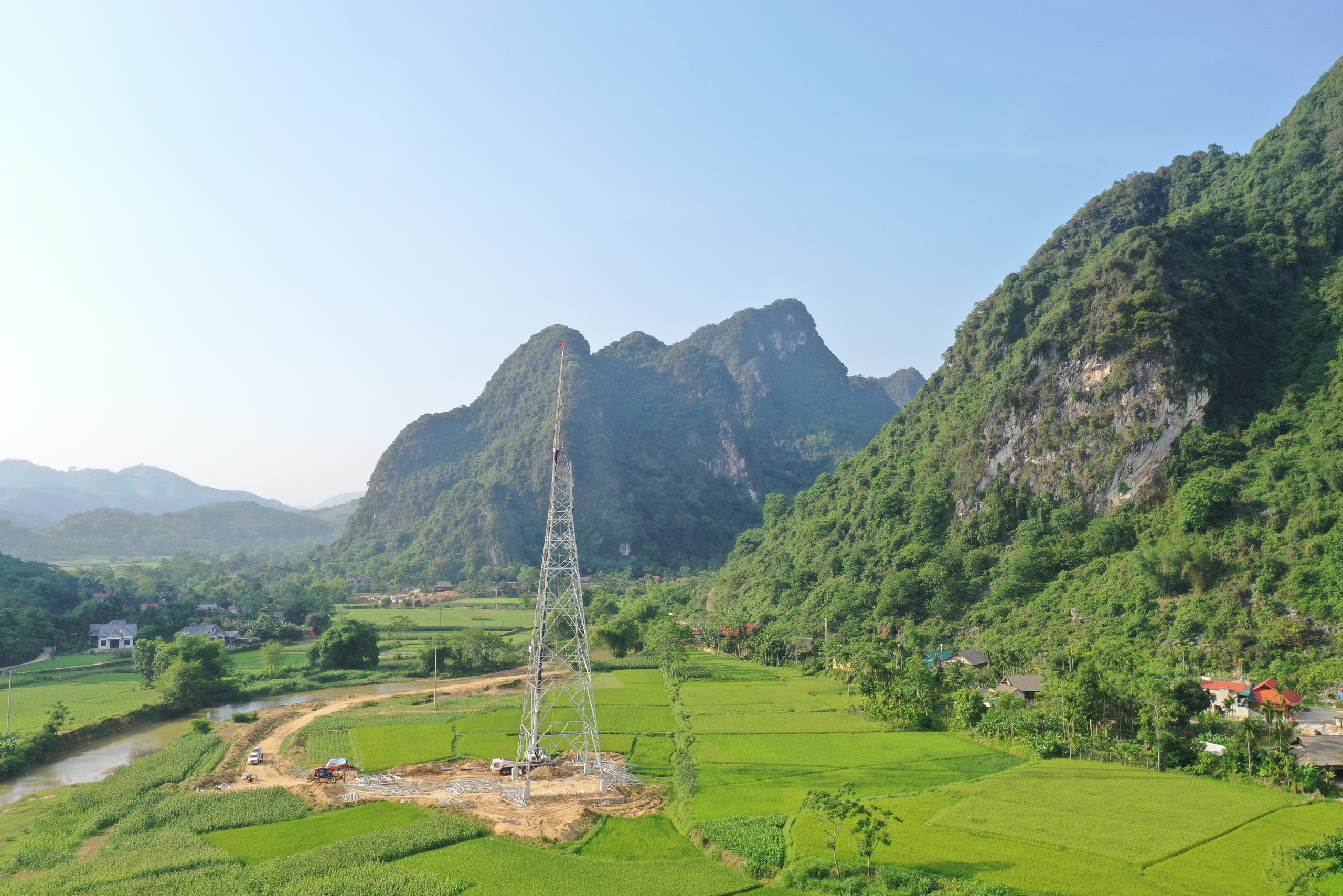 Nắng nóng 40 độ, công nhân vẫn bám núi thi công đường dây 500kV Lào Cai - Vĩnh Yên- Ảnh 3. Nắng nóng 40 độ, công nhân vẫn bám núi thi công đường dây 500kV Lào Cai - Vĩnh Yên- Ảnh 3.