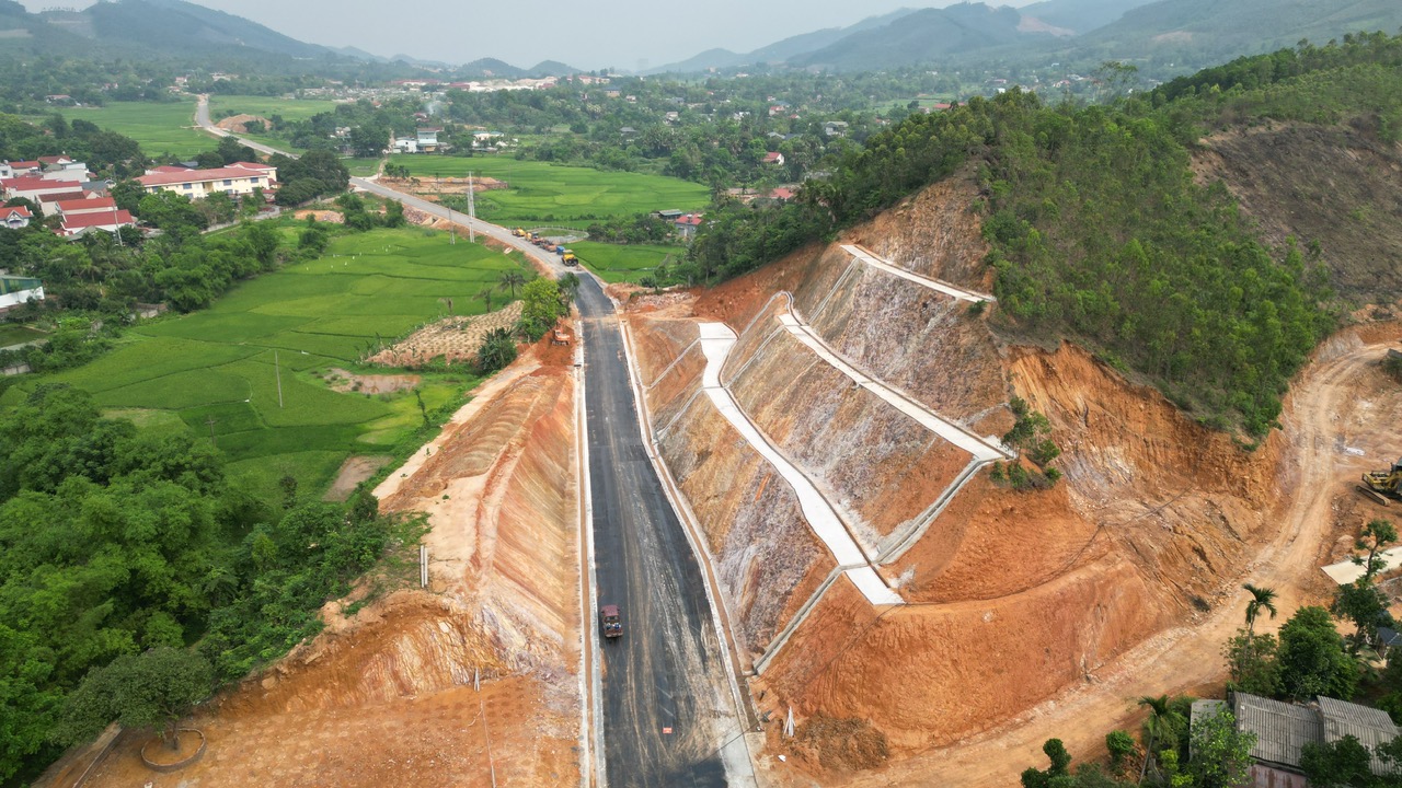 Đường liên huyện 250 tỷ đồng ở Phú Thọ tăng tốc thi công, cán đích 30/9- Ảnh 1. Đường liên huyện 250 tỷ đồng ở Phú Thọ tăng tốc thi công, cán đích 30/9- Ảnh 1.
