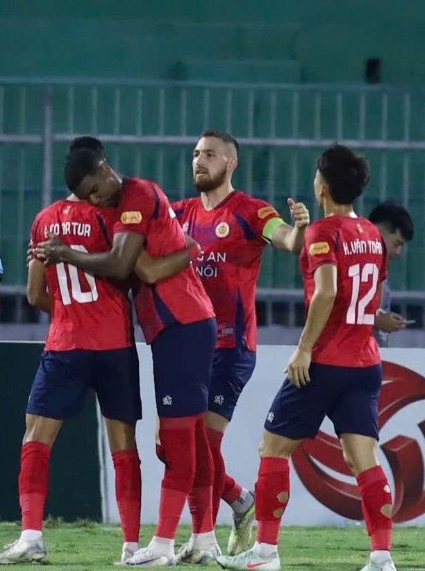 V-League: Thua thảm CAHN, Bình Định đối diện nguy cơ xuống hạng- Ảnh 2. V-League: Thua thảm CAHN, Bình Định đối diện nguy cơ xuống hạng- Ảnh 2.