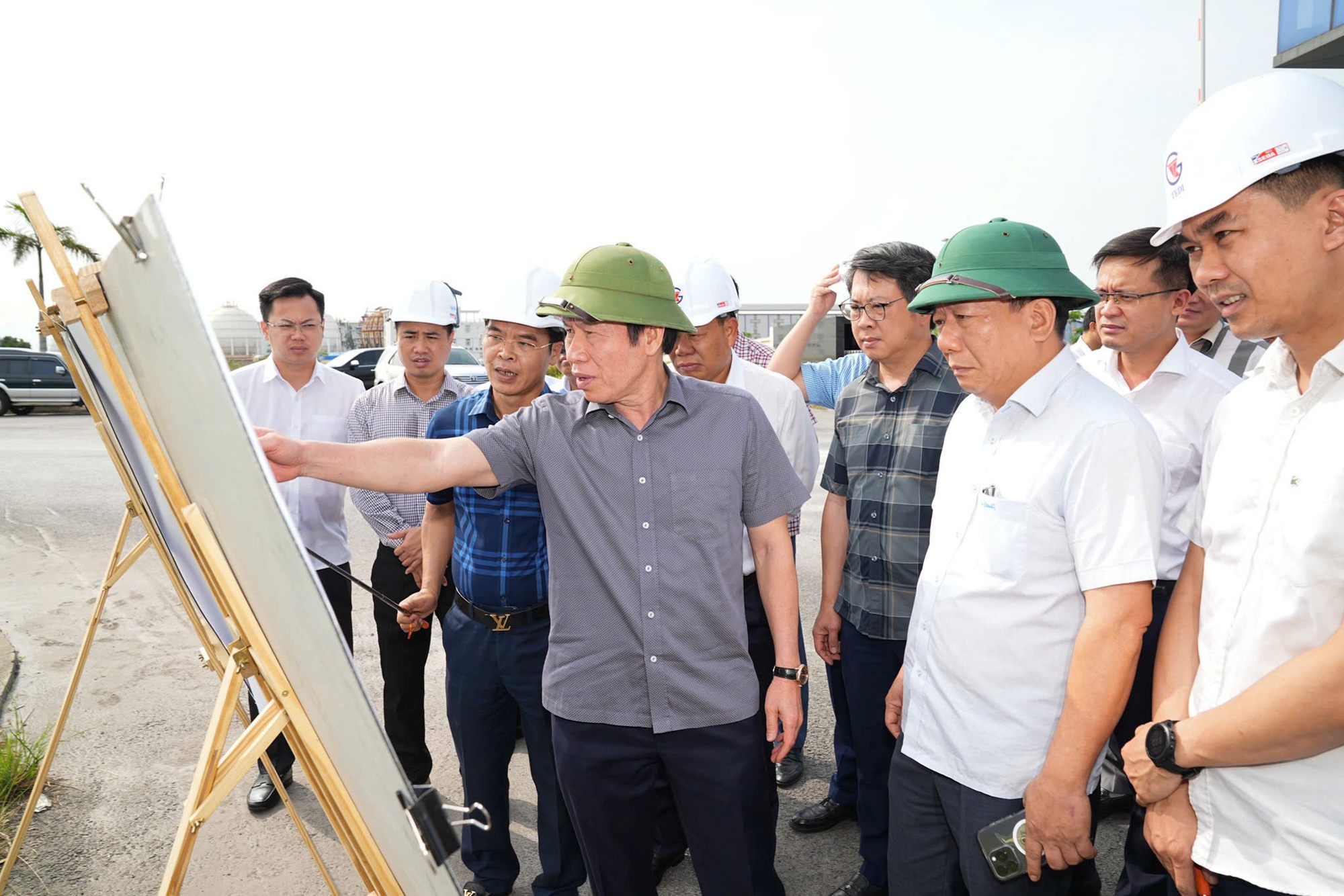 Khẩn trương giải phóng mặt bằng tuyến đường sắt Lào Cai - Hà Nội - Hải Phòng- Ảnh 1. Khẩn trương giải phóng mặt bằng tuyến đường sắt Lào Cai - Hà Nội - Hải Phòng- Ảnh 1.