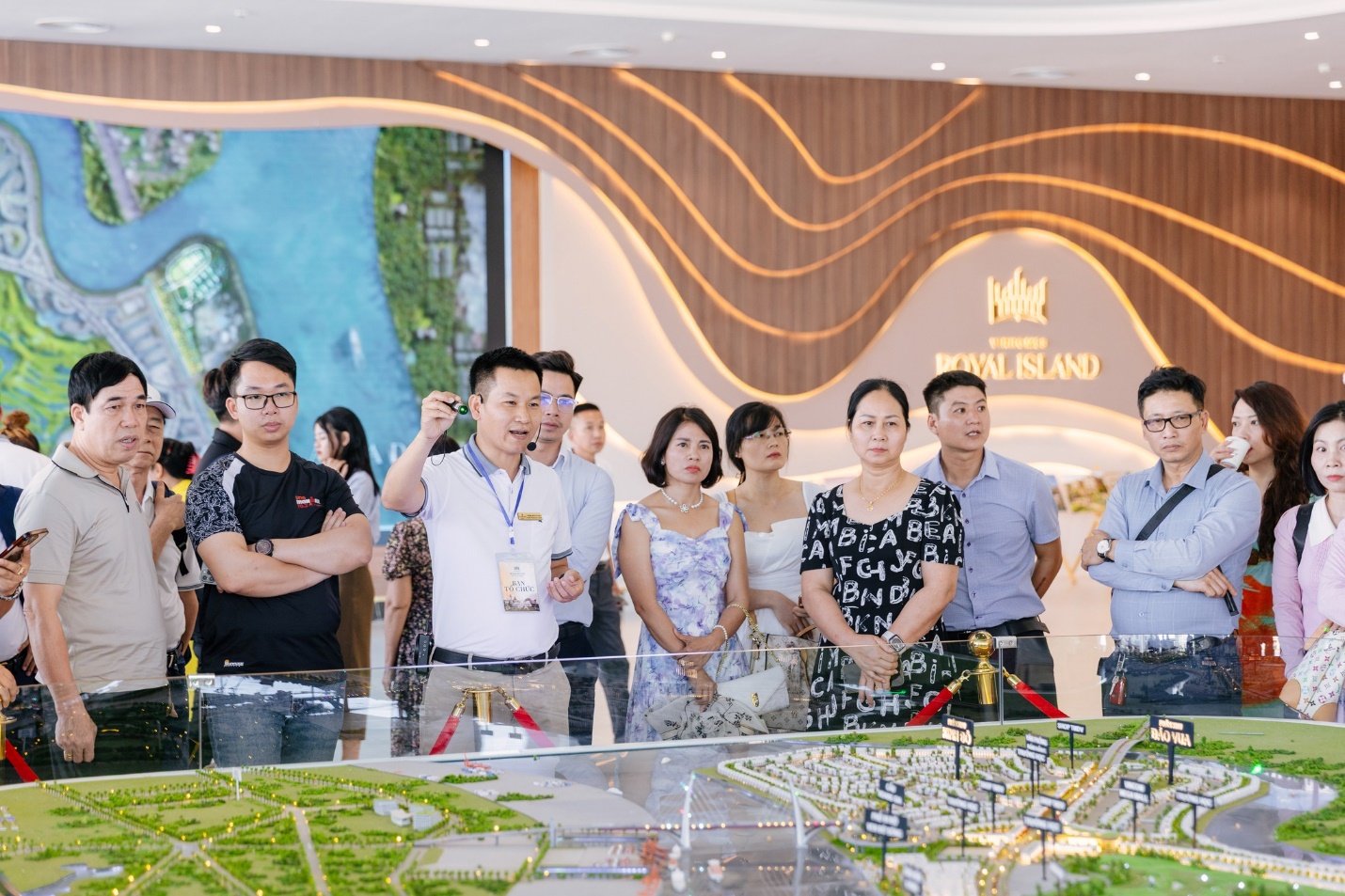 Royal Retreat Tour 1.6 - Đòn bẩy tâm lý mạnh mẽ cho nhà đầu tư Vinhomes Royal Island- Ảnh 3. Royal Retreat Tour 1.6 - Đòn bẩy tâm lý mạnh mẽ cho nhà đầu tư Vinhomes Royal Island- Ảnh 3.