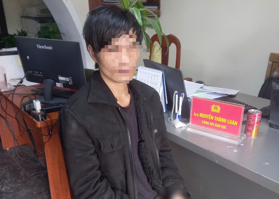 Lẩn trốn trong nhà hoang ở TP Đà Lạt, đối tượng truy nã bị Công an Quảng Ngãi bắt giữ- Ảnh 1.