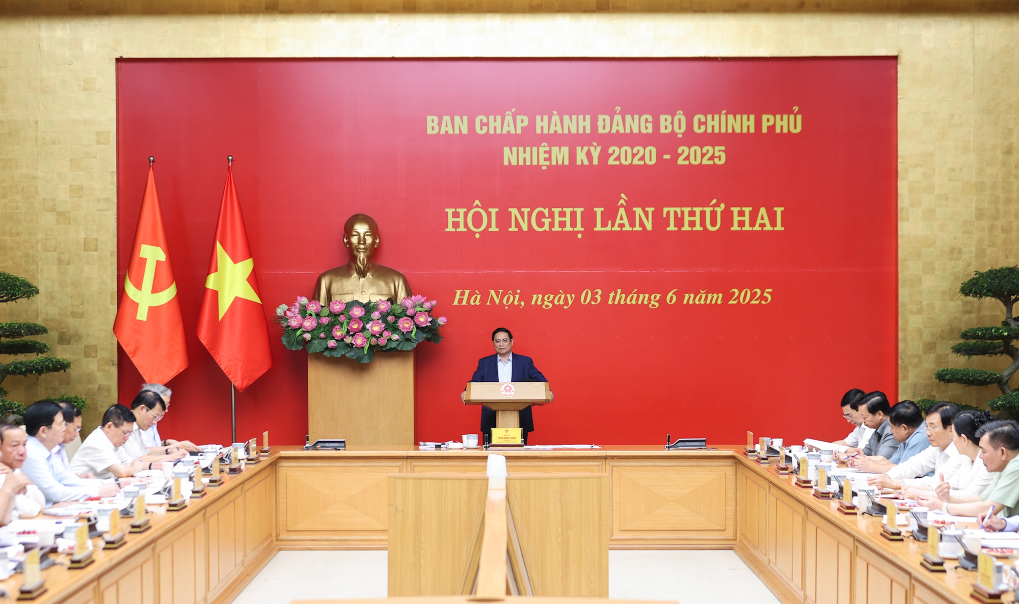 Thủ tướng: Bám sát mục tiêu tăng trưởng 2 con số, tiếp tục triển khai 3 đột phá chiến lược- Ảnh 3. Thủ tướng: Bám sát mục tiêu tăng trưởng 2 con số, tiếp tục triển khai 3 đột phá chiến lược- Ảnh 3.