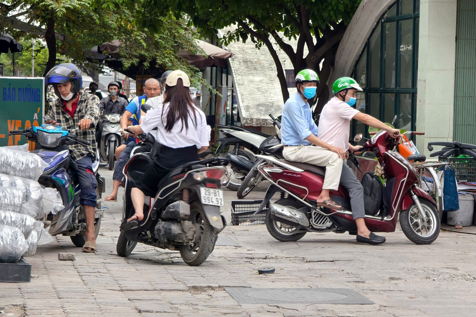 Hà Nội quyết giành lại vỉa hè cho người đi bộ, xử lý hàng trăm xe máy vi phạm- Ảnh 6.