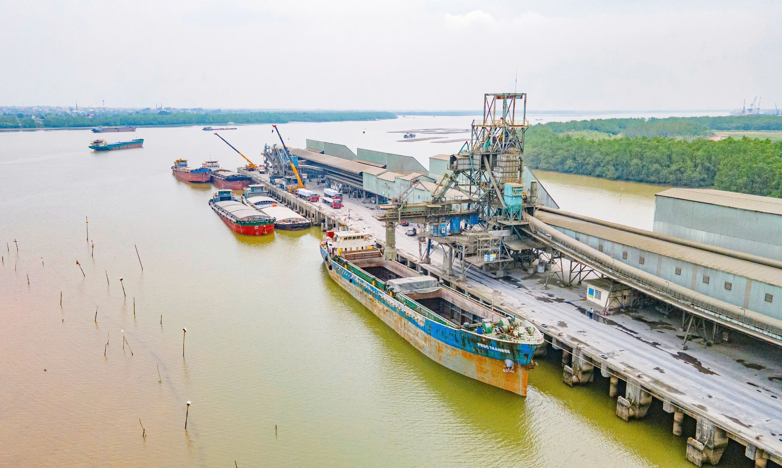 Sửa quy định tạm dừng hoạt động cảng, bến thuỷ, tăng hiệu lực quản lý nhà nước- Ảnh 1. Sửa quy định tạm dừng hoạt động cảng, bến thuỷ, tăng hiệu lực quản lý nhà nước- Ảnh 1.