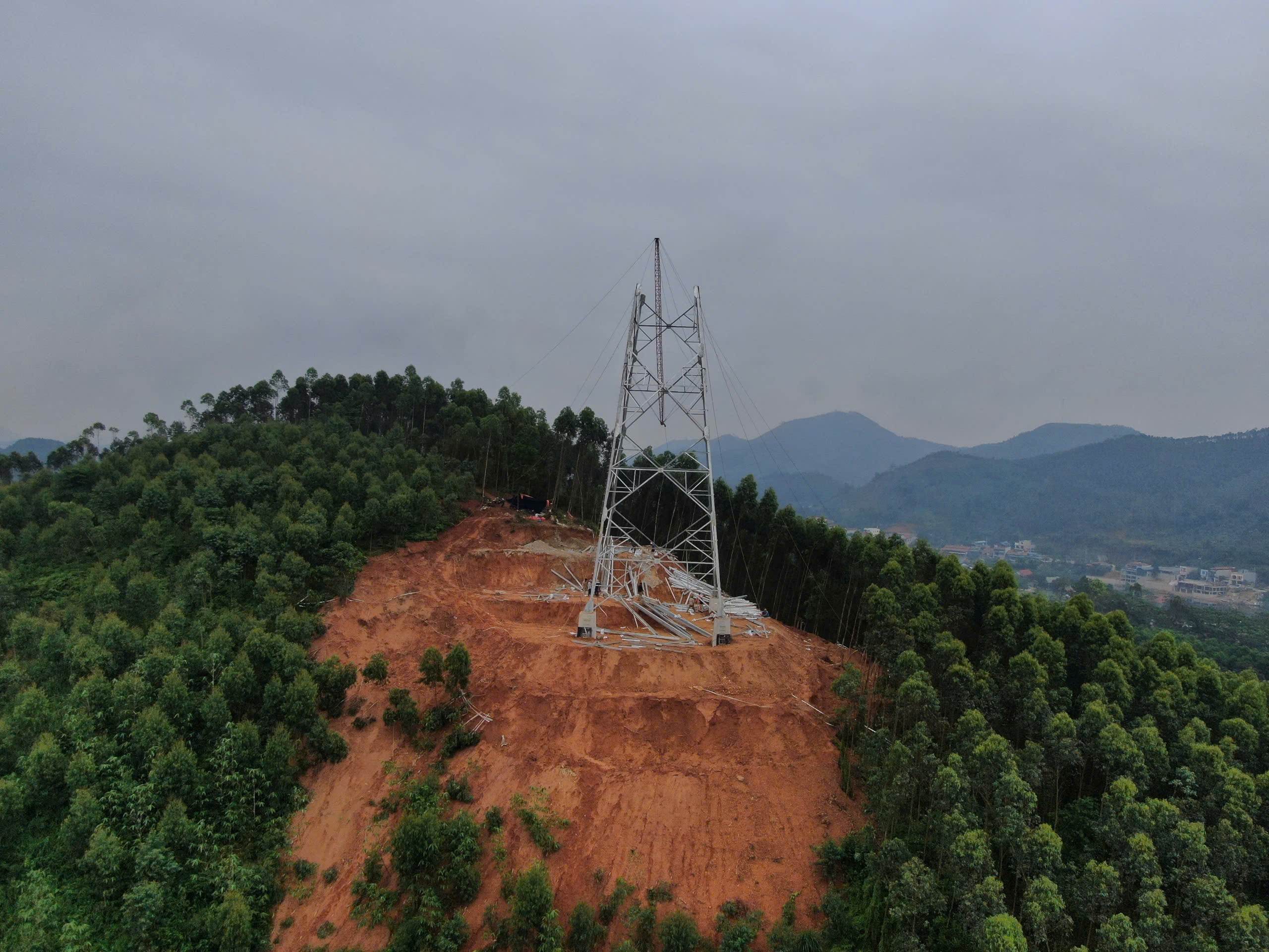 Nắng nóng 40 độ, công nhân vẫn bám núi thi công đường dây 500kV Lào Cai - Vĩnh Yên- Ảnh 2. Nắng nóng 40 độ, công nhân vẫn bám núi thi công đường dây 500kV Lào Cai - Vĩnh Yên- Ảnh 2.
