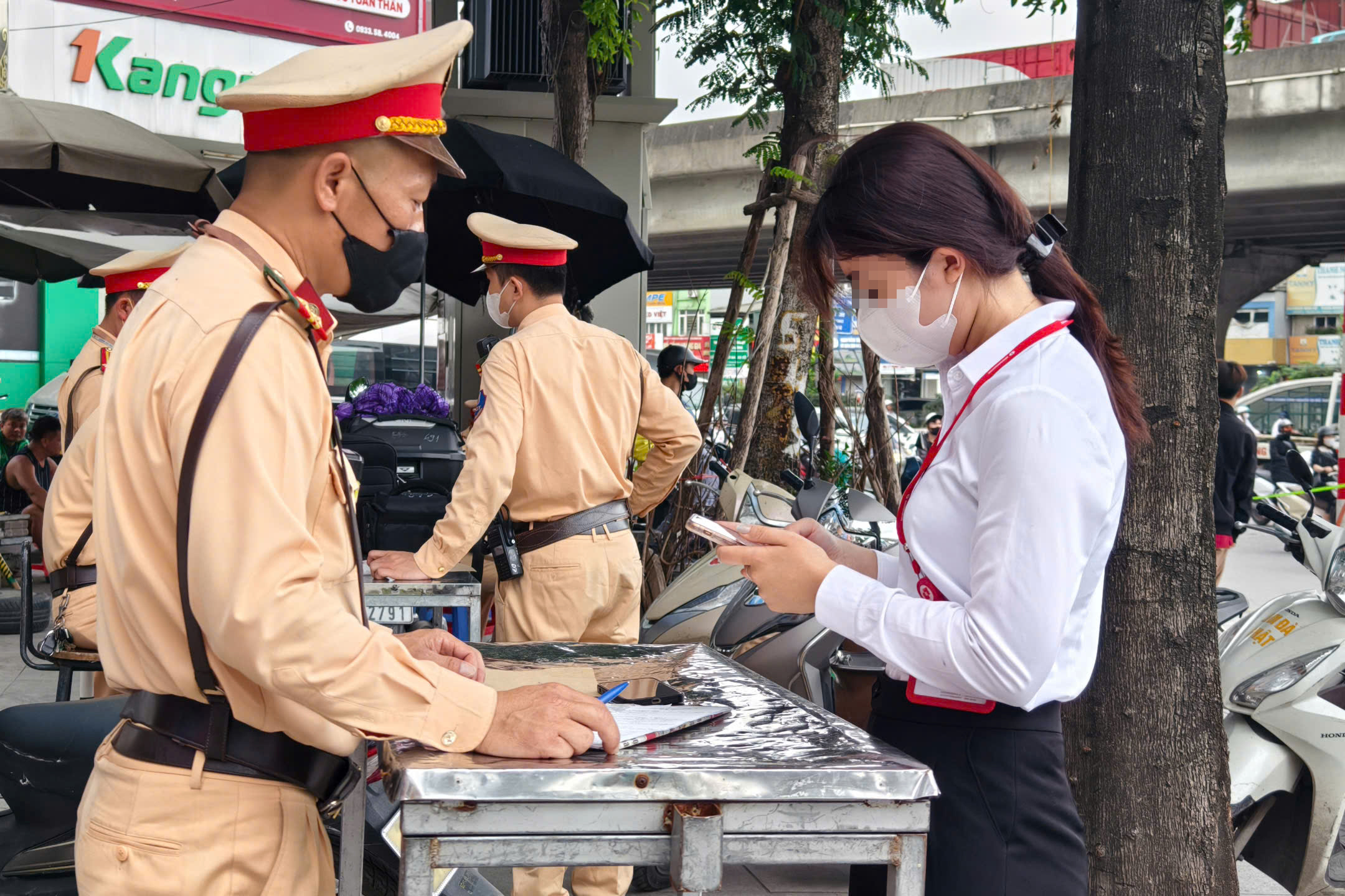 Hà Nội quyết giành lại vỉa hè cho người đi bộ, xử lý hàng trăm xe máy vi phạm- Ảnh 4.