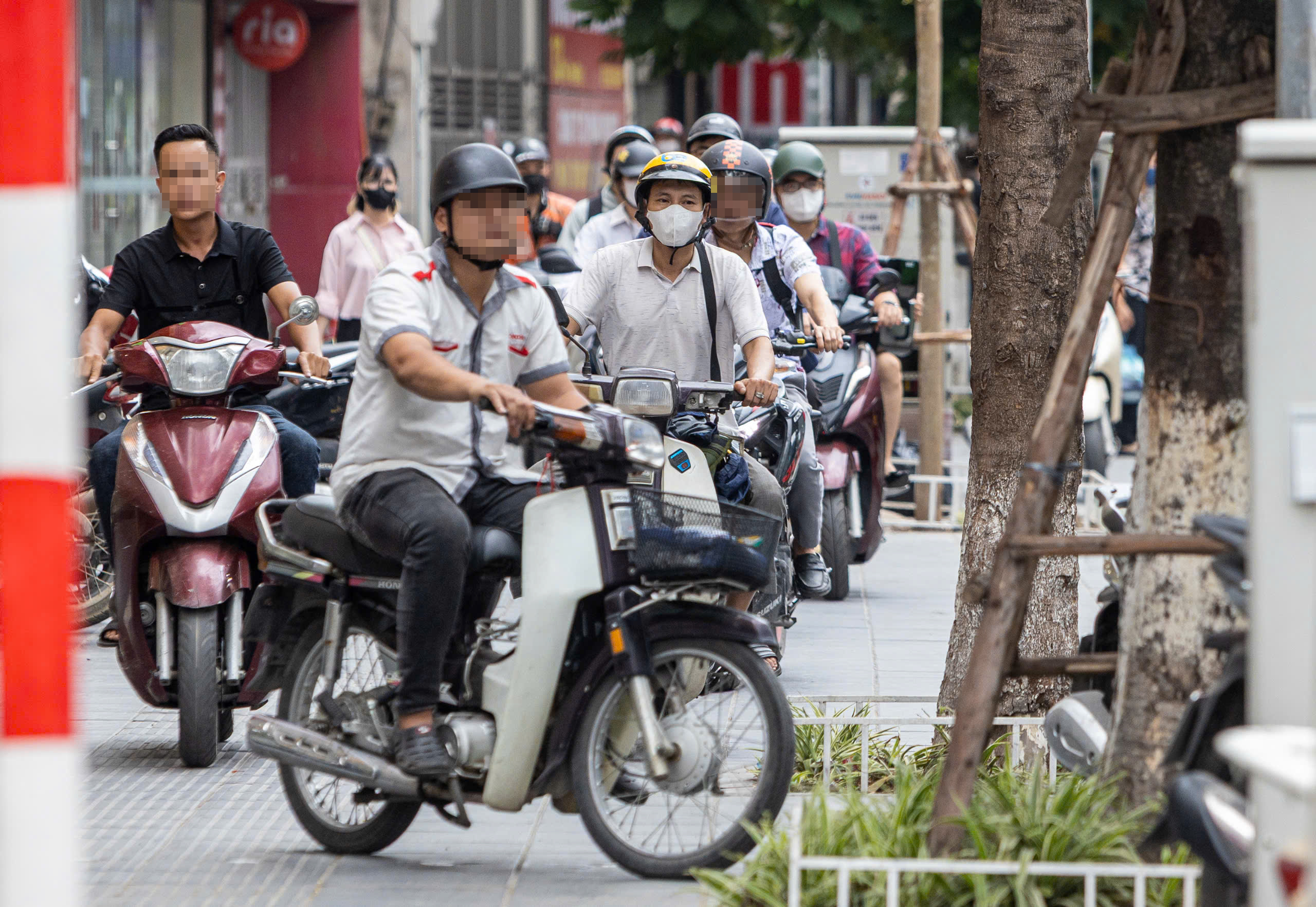 Hà Nội quyết giành lại vỉa hè cho người đi bộ, xử lý hàng trăm xe máy vi phạm- Ảnh 2.