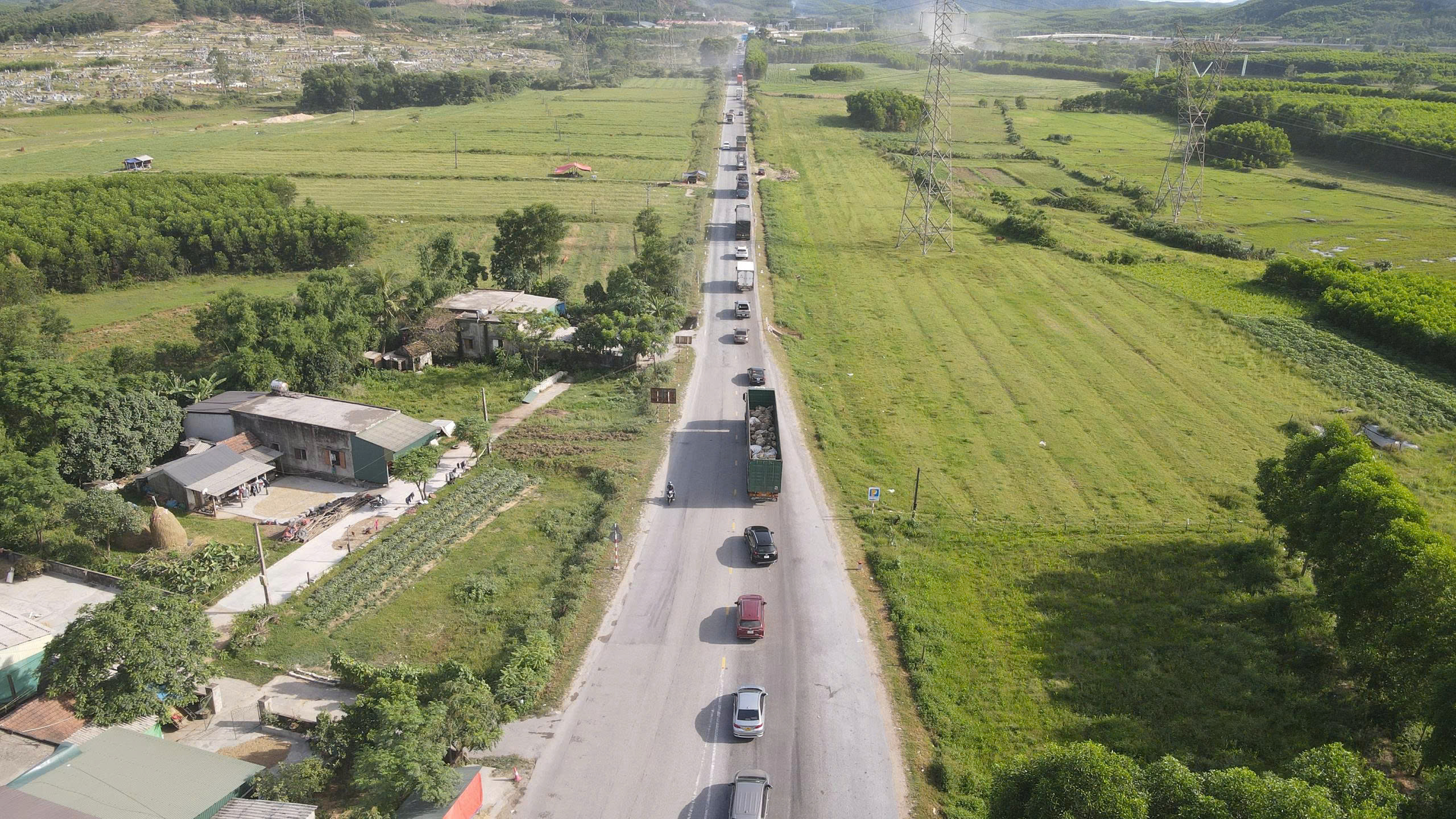 Gấp rút nâng cấp QL12C kết nối cao tốc Hàm Nghi - Vũng Áng, hoàn thành trong tháng 10- Ảnh 1. Gấp rút nâng cấp QL12C kết nối cao tốc Hàm Nghi - Vũng Áng, hoàn thành trong tháng 10- Ảnh 1.