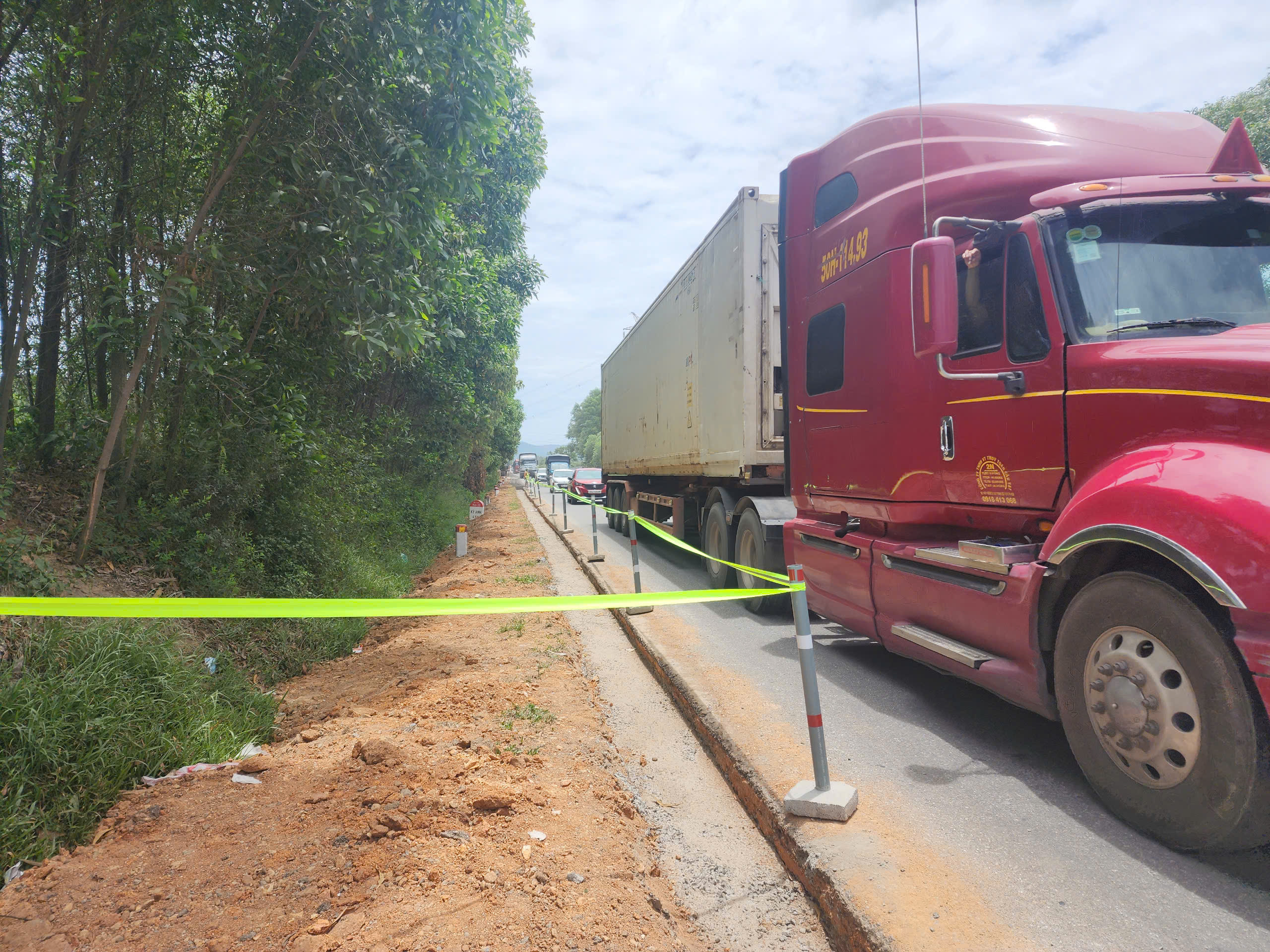 Gấp rút nâng cấp QL12C kết nối cao tốc Hàm Nghi - Vũng Áng, hoàn thành trong tháng 10- Ảnh 2. Gấp rút nâng cấp QL12C kết nối cao tốc Hàm Nghi - Vũng Áng, hoàn thành trong tháng 10- Ảnh 2.